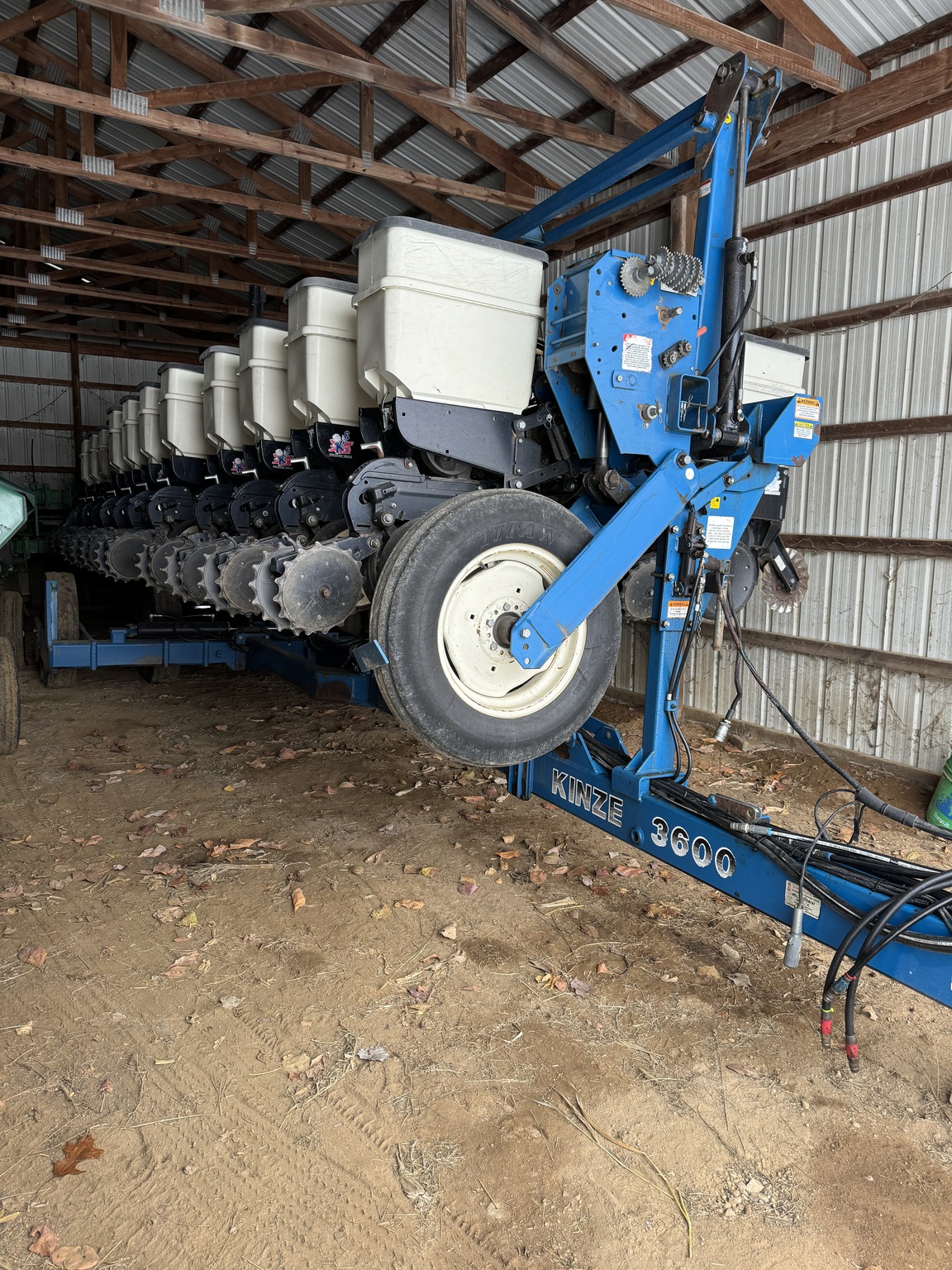2000 Kinze 3600 Image 1