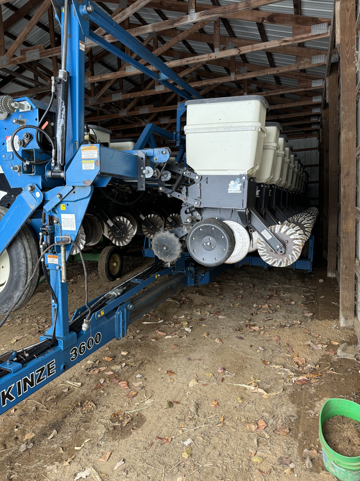 2000 Kinze 3600 Image 2