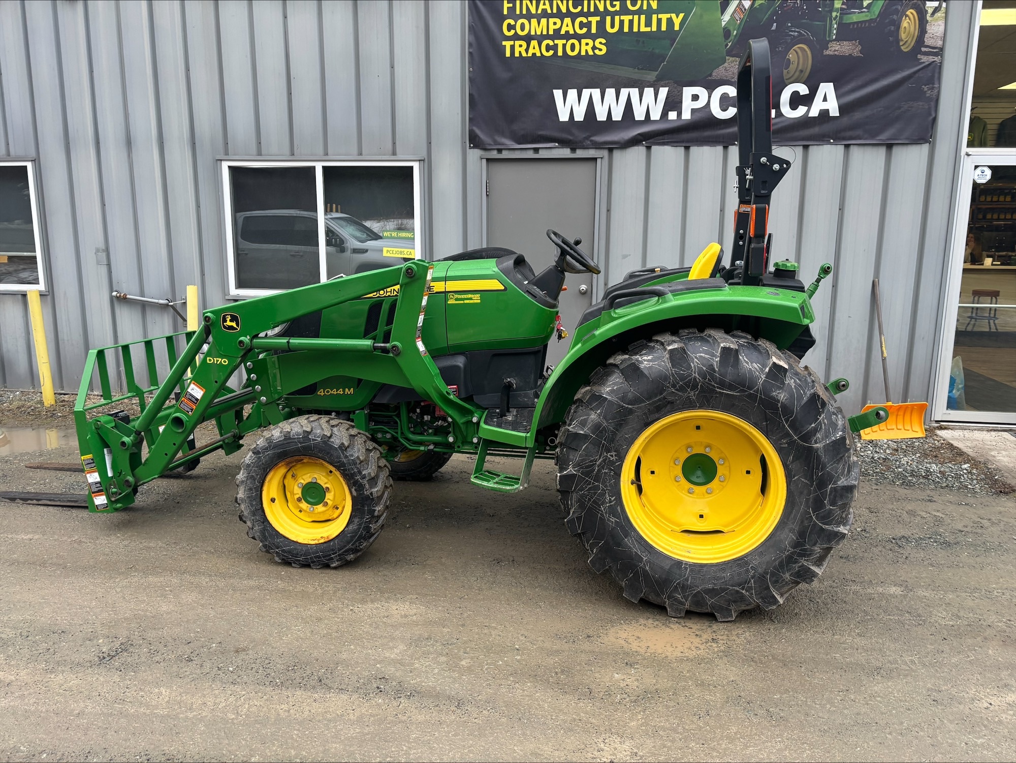 2016 John Deere 4044M Image 5