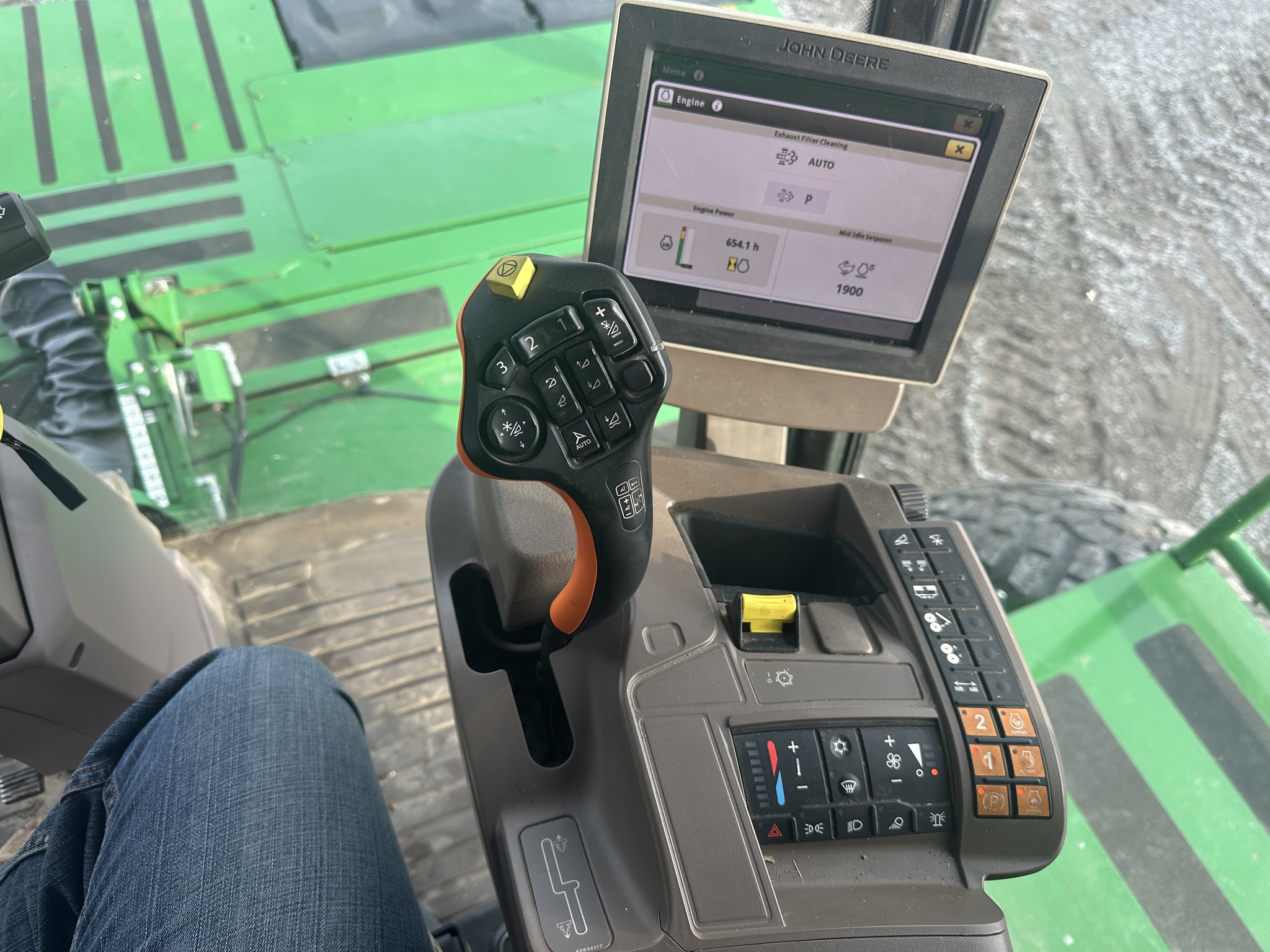 2023 John Deere W200M Image 13