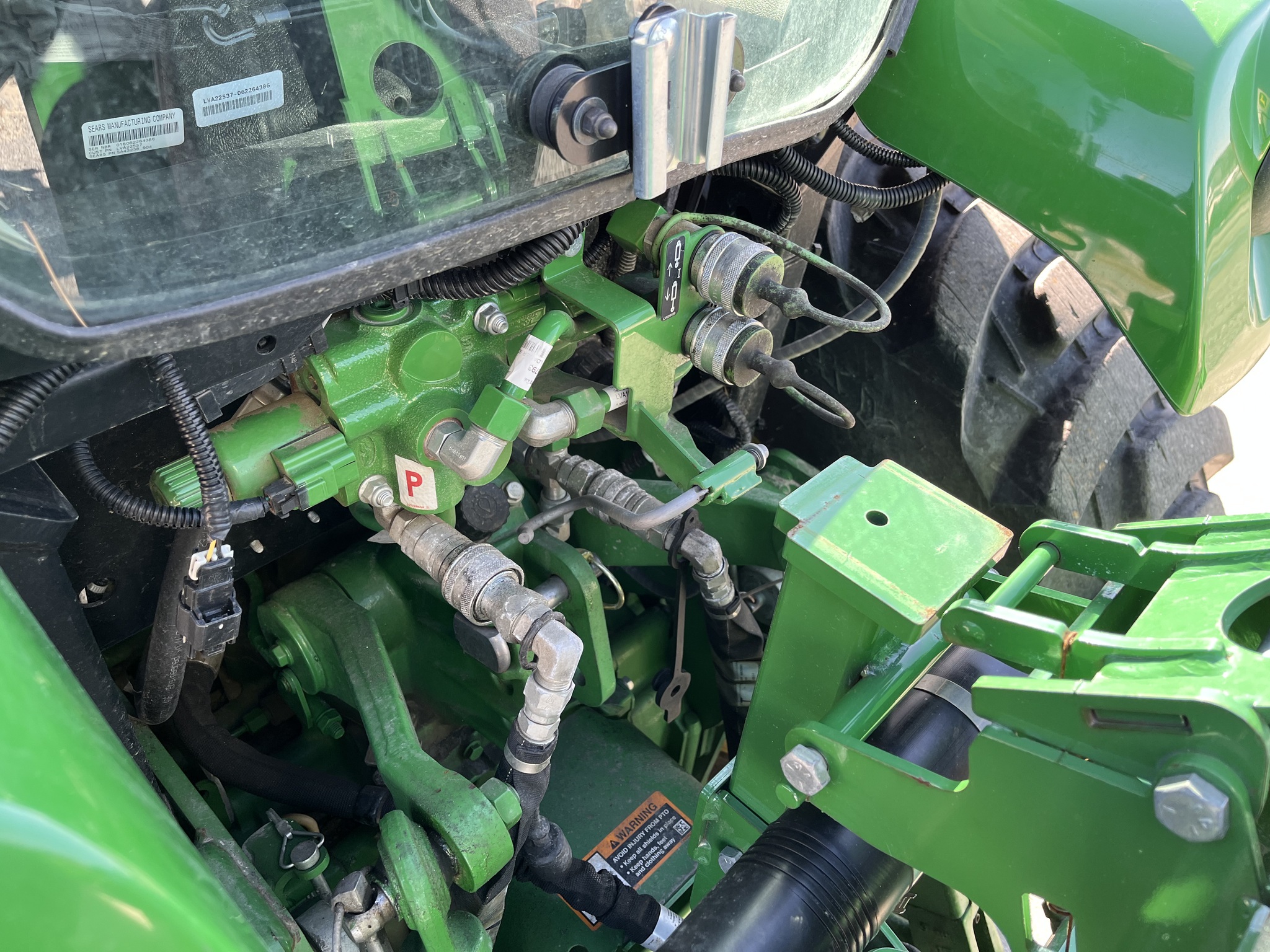 2022 John Deere 3046R Image 9
