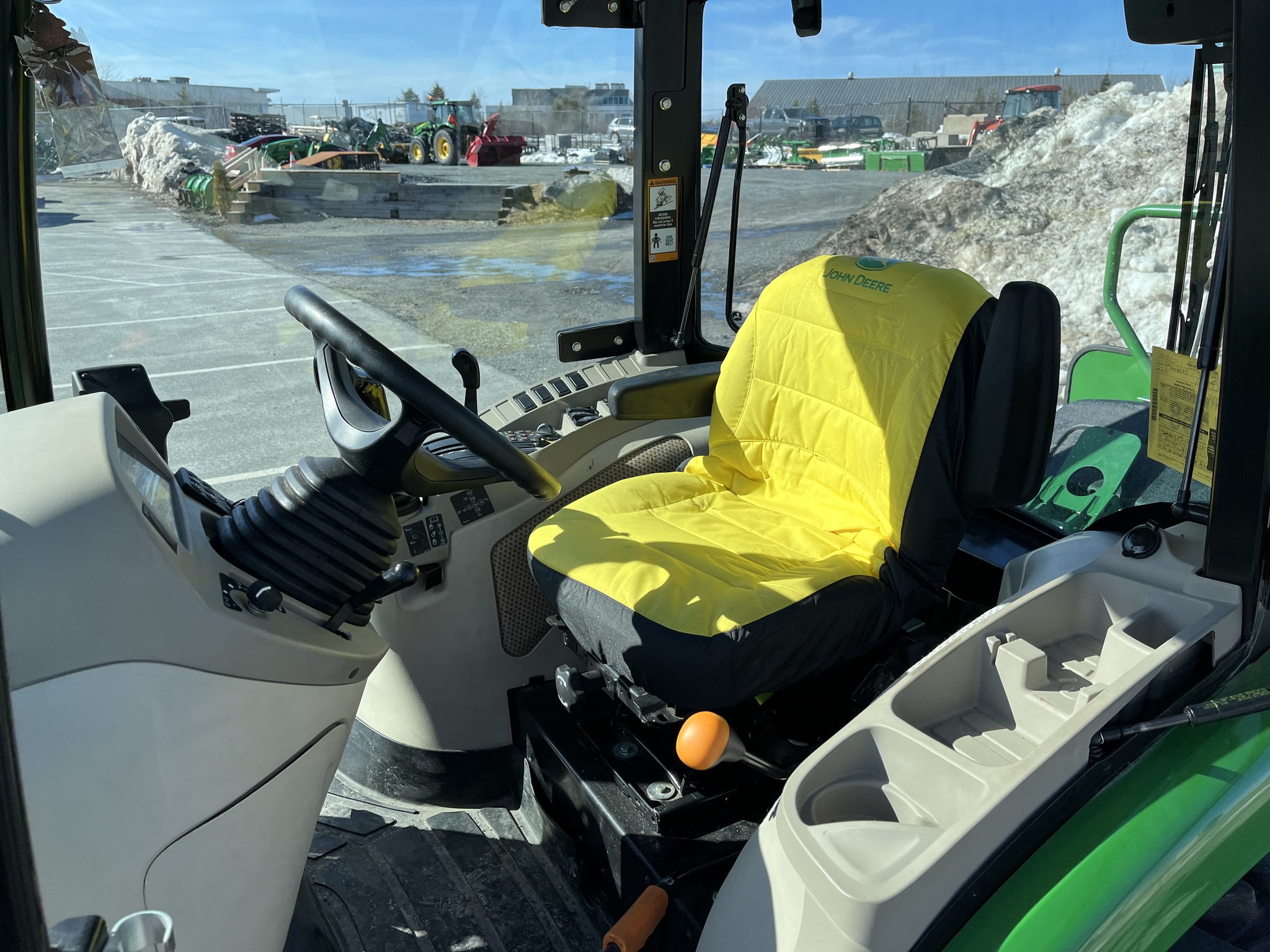 2022 John Deere 3046R Image 11