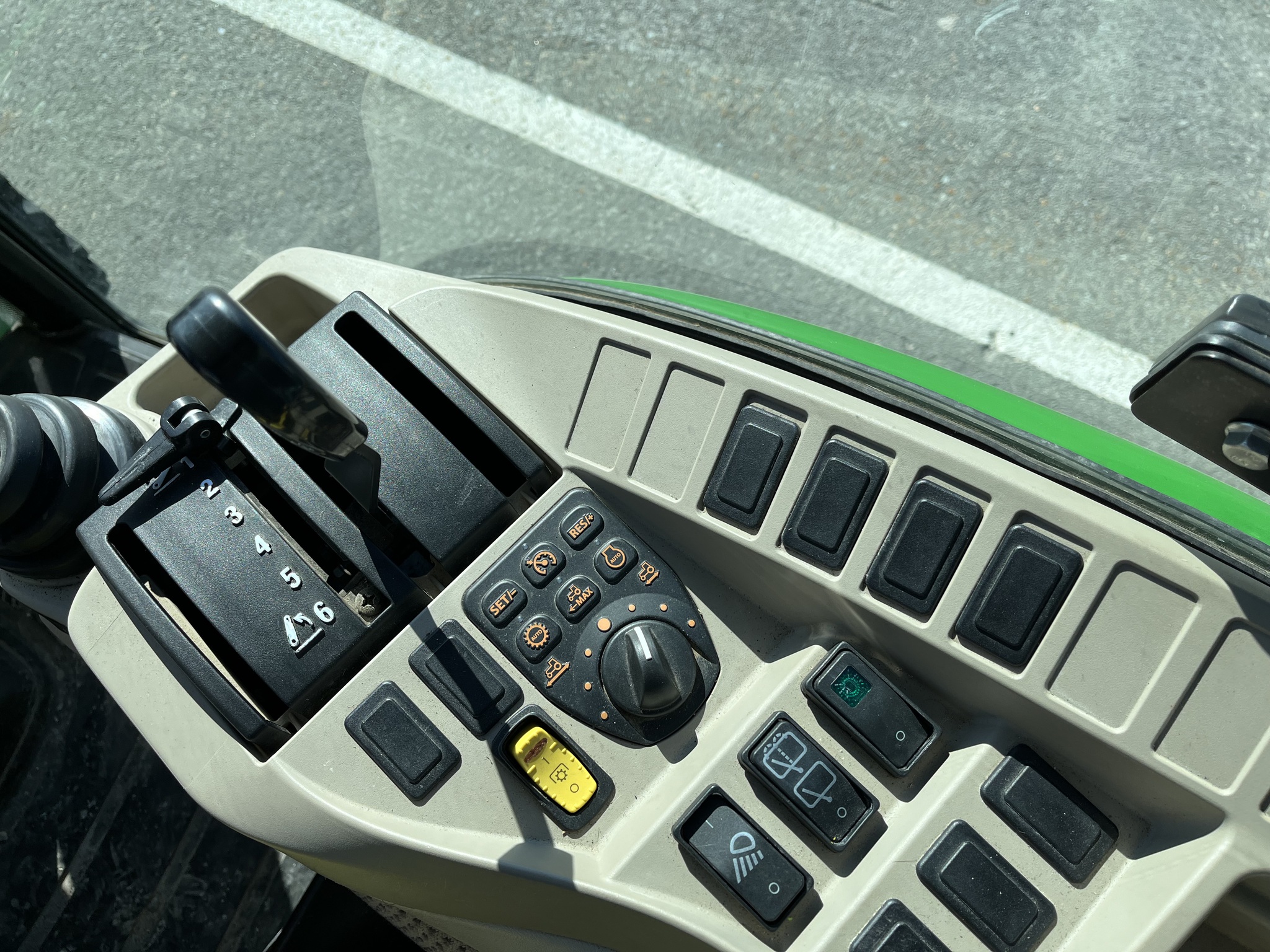 2022 John Deere 3046R Image 12