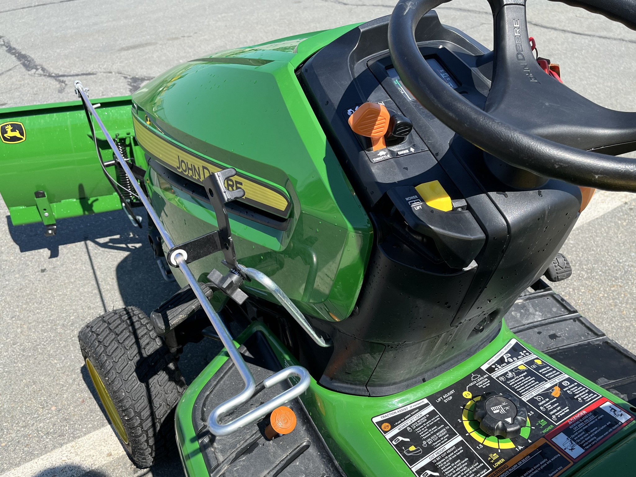 2024 John Deere X570 Image 9