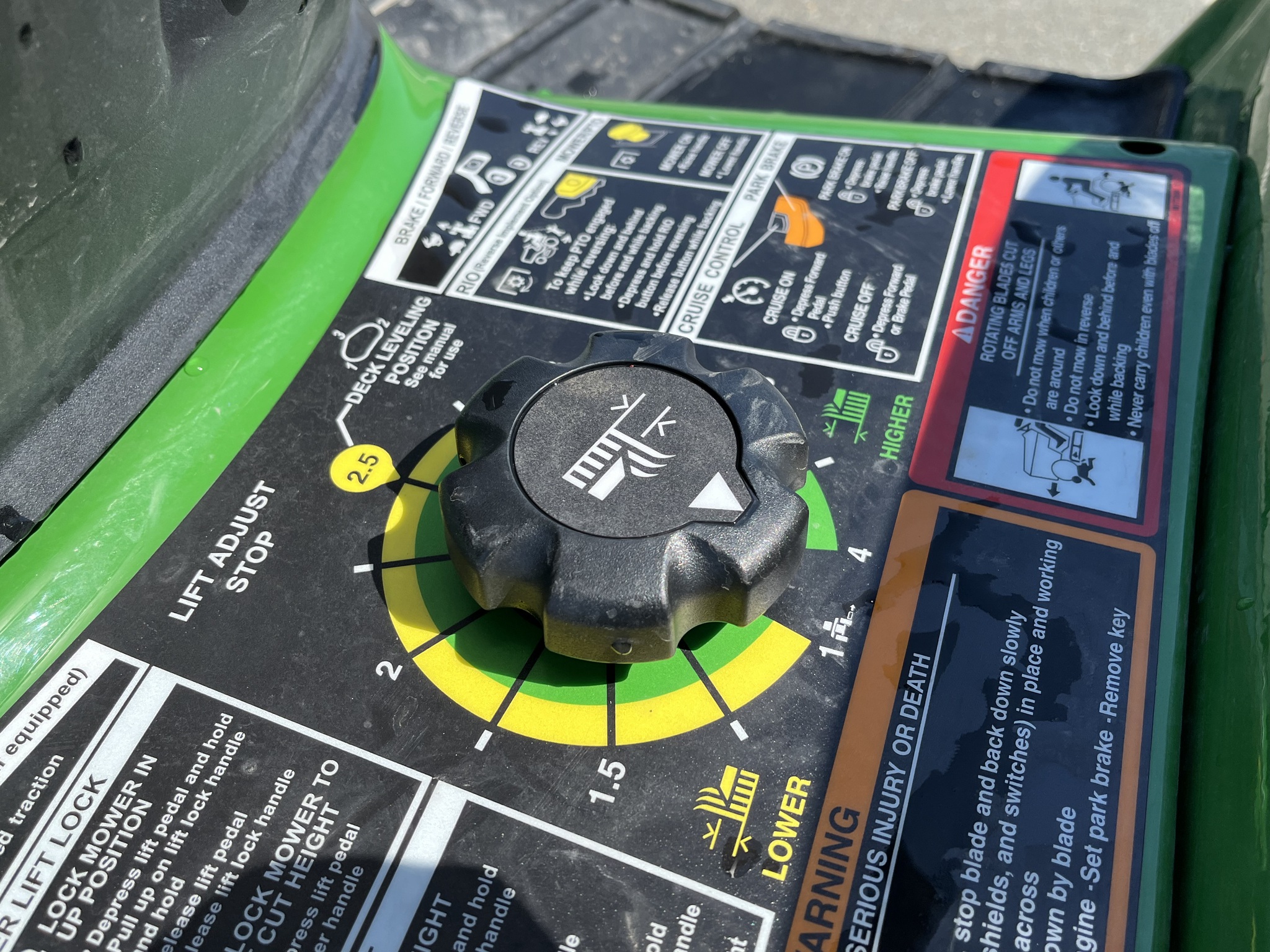 2024 John Deere X570 Image 12