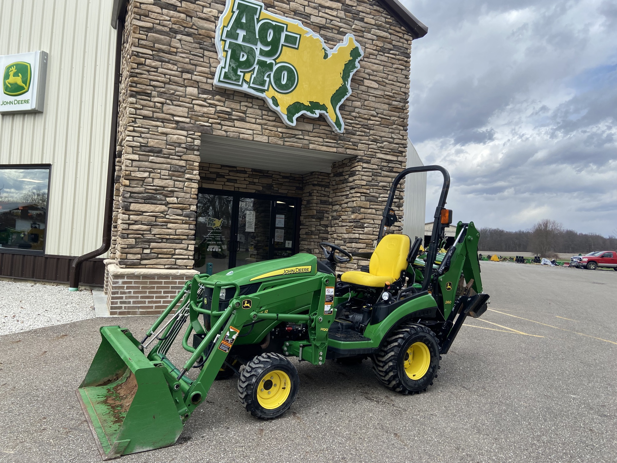 2017 John Deere 1025R Image 1