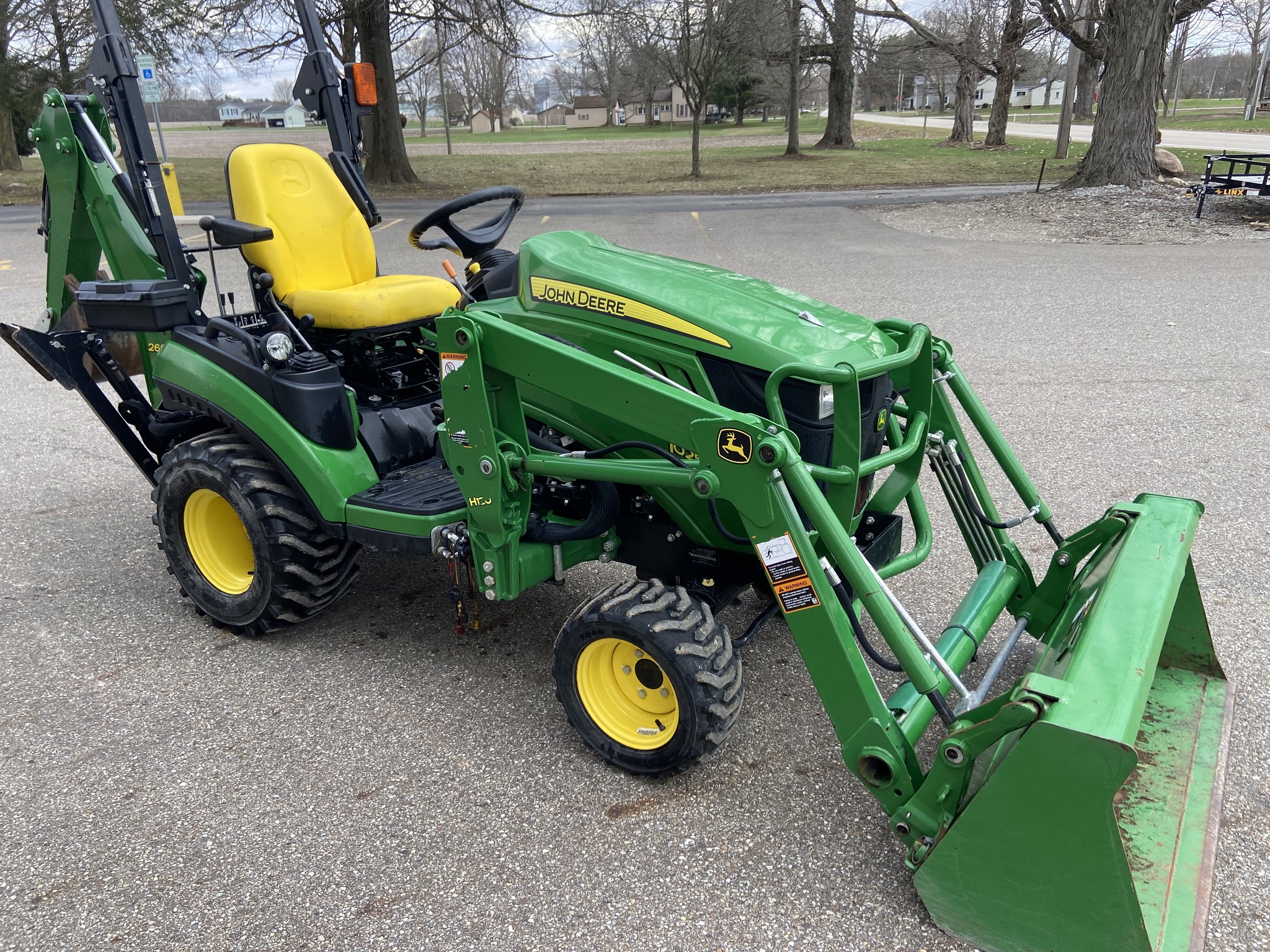 2017 John Deere 1025R Image 2
