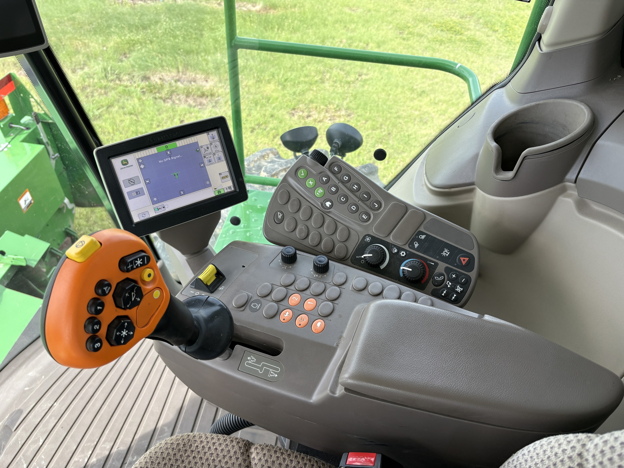 2021 John Deere W235 Image 12