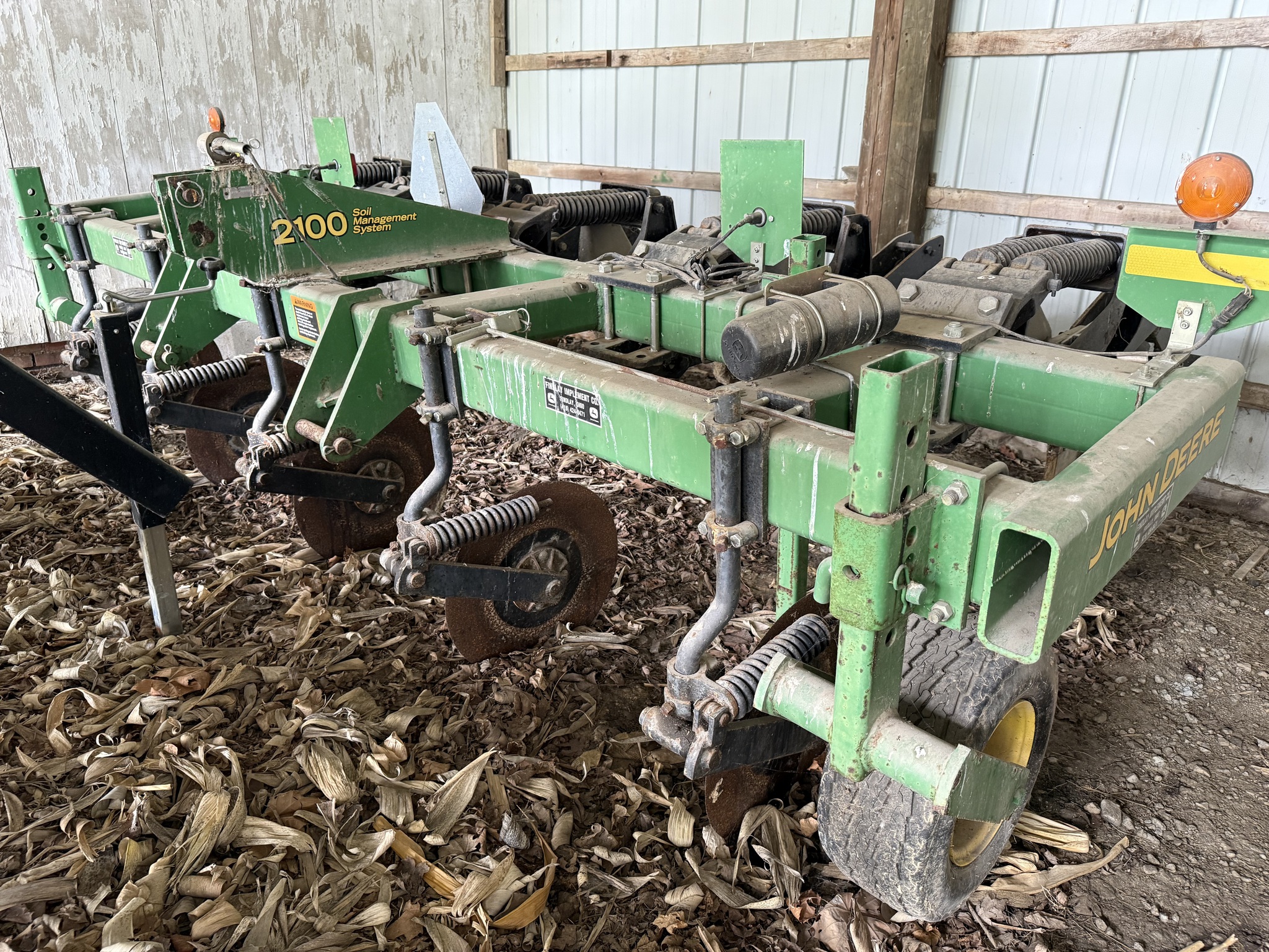 2002 John Deere 2100 Image 1
