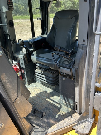 2023 John Deere 700L