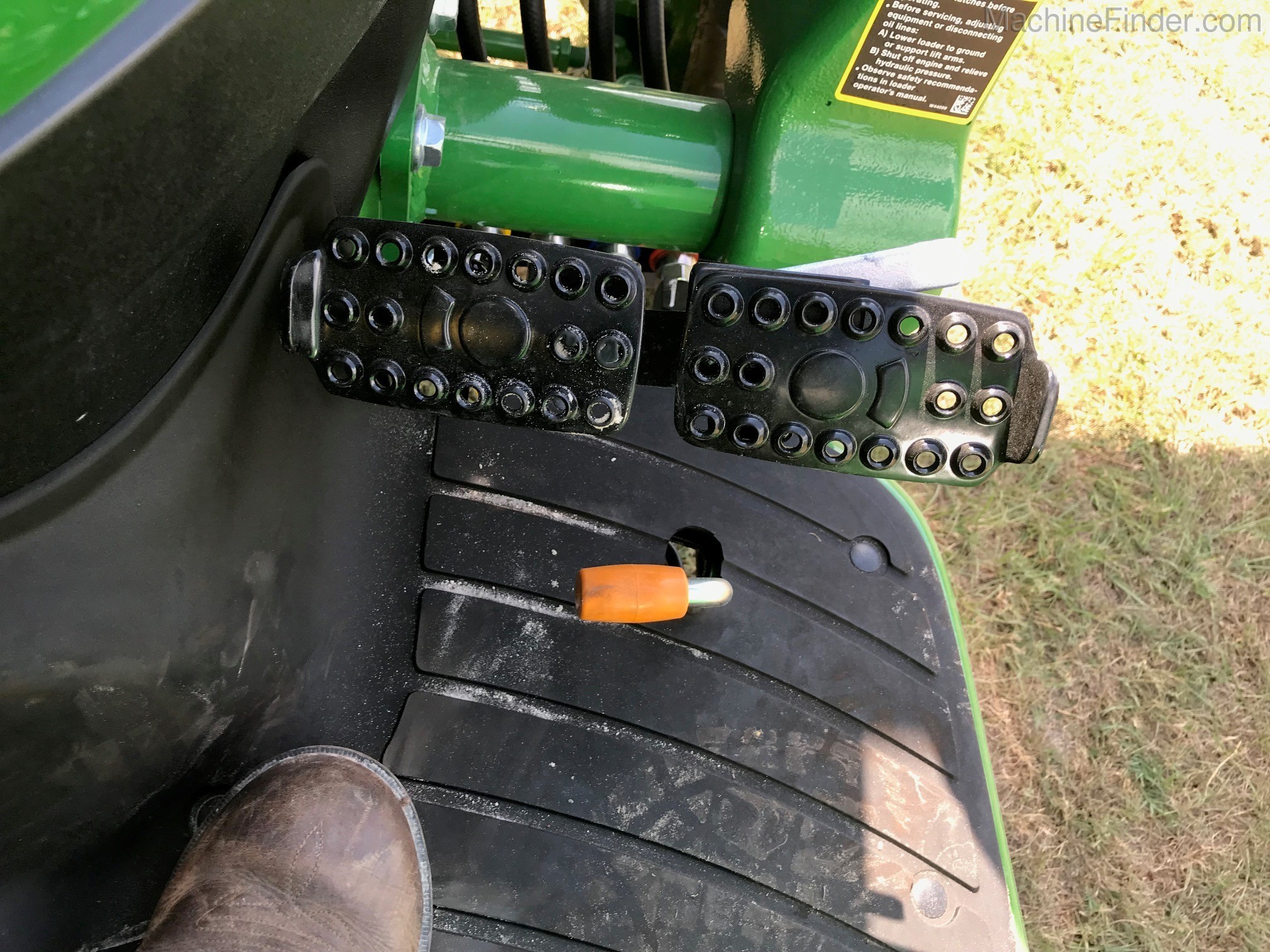 2020 John Deere 3033R Image 9