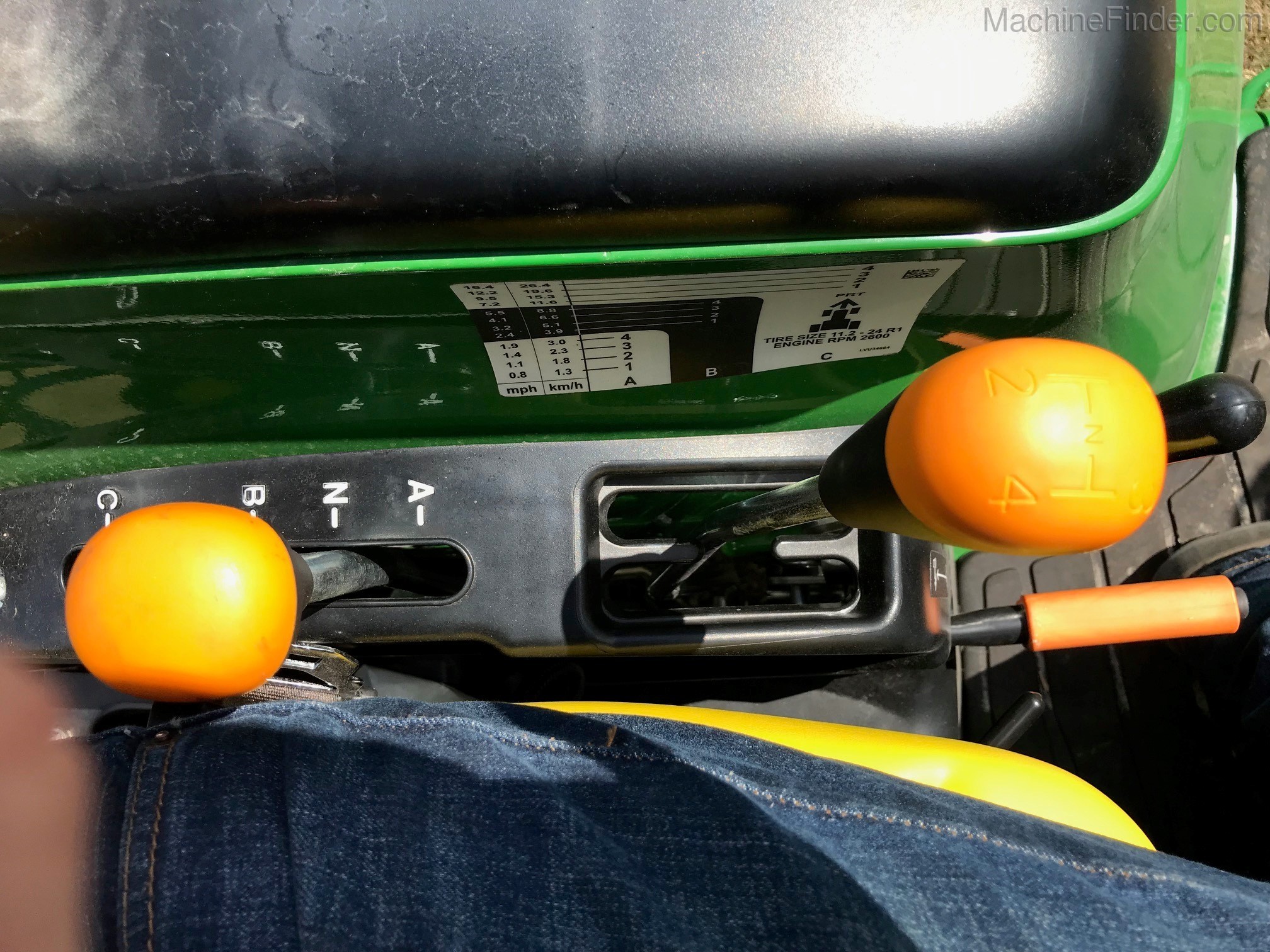 2020 John Deere 3033R Image 8