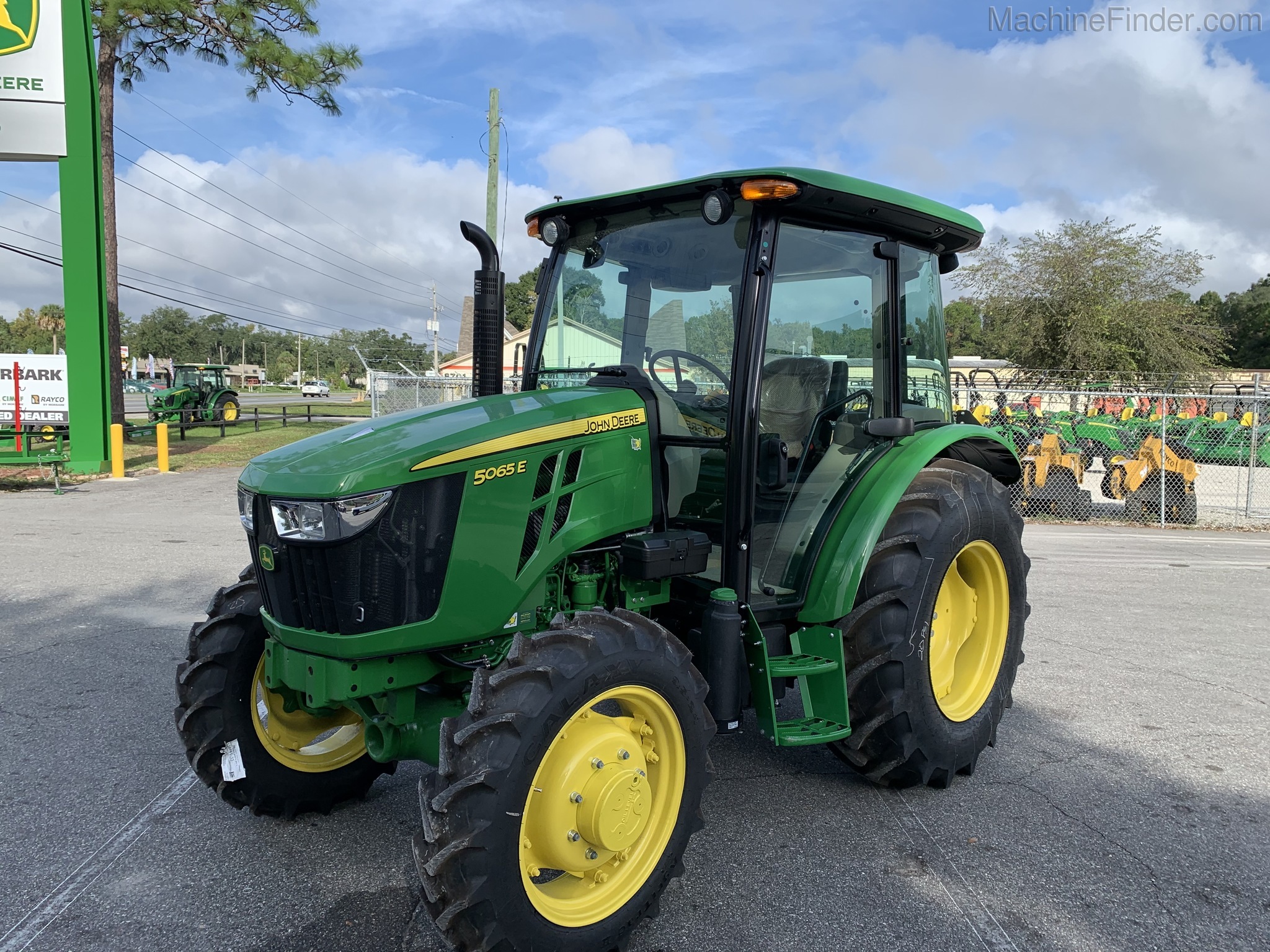 2020 John Deere 5065E Image 2