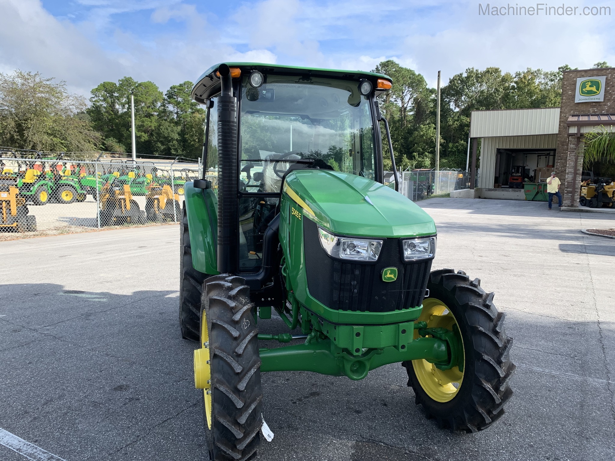 2020 John Deere 5065E Image 3