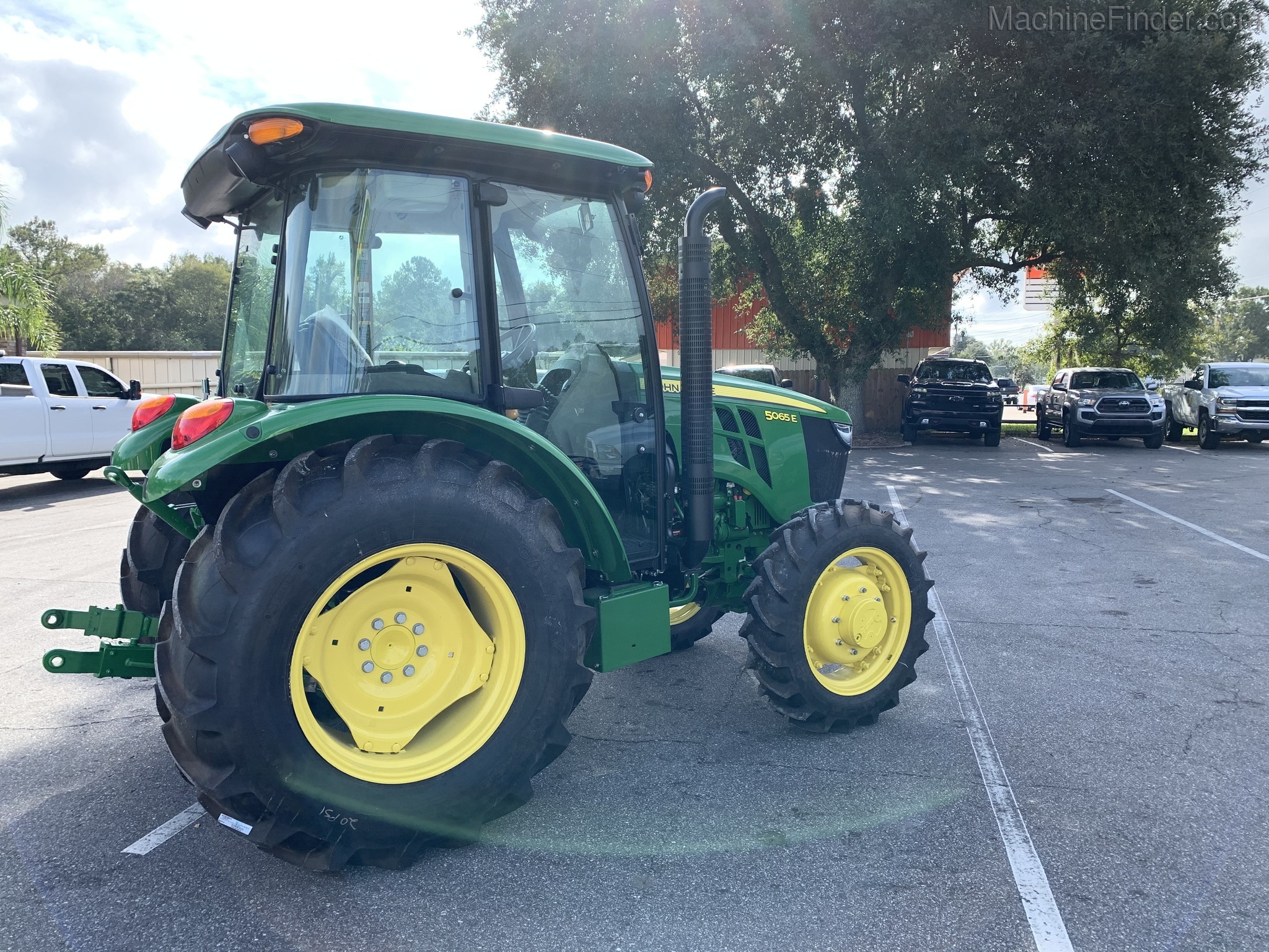 2020 John Deere 5065E Image 4
