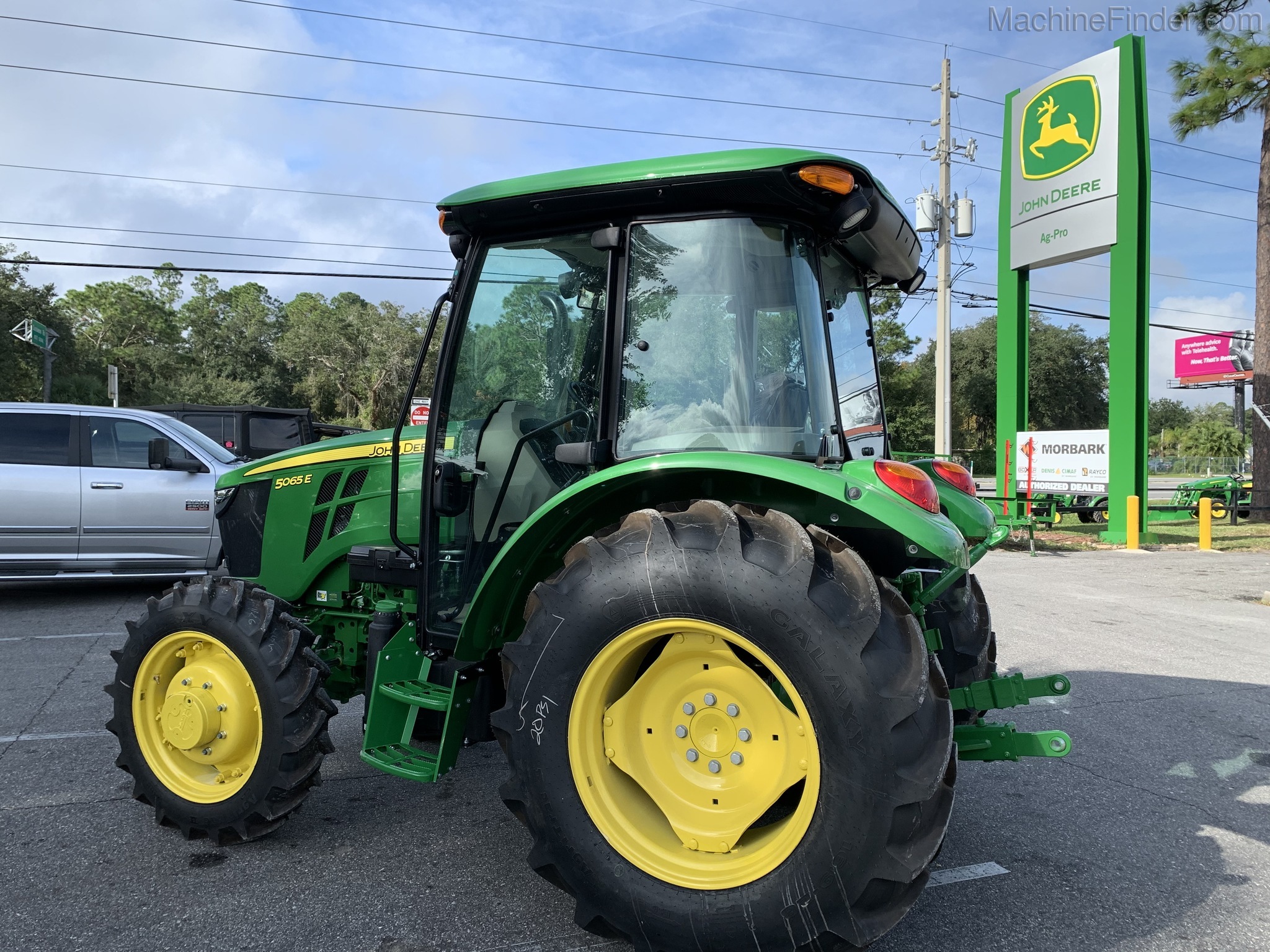2020 John Deere 5065E Image 6