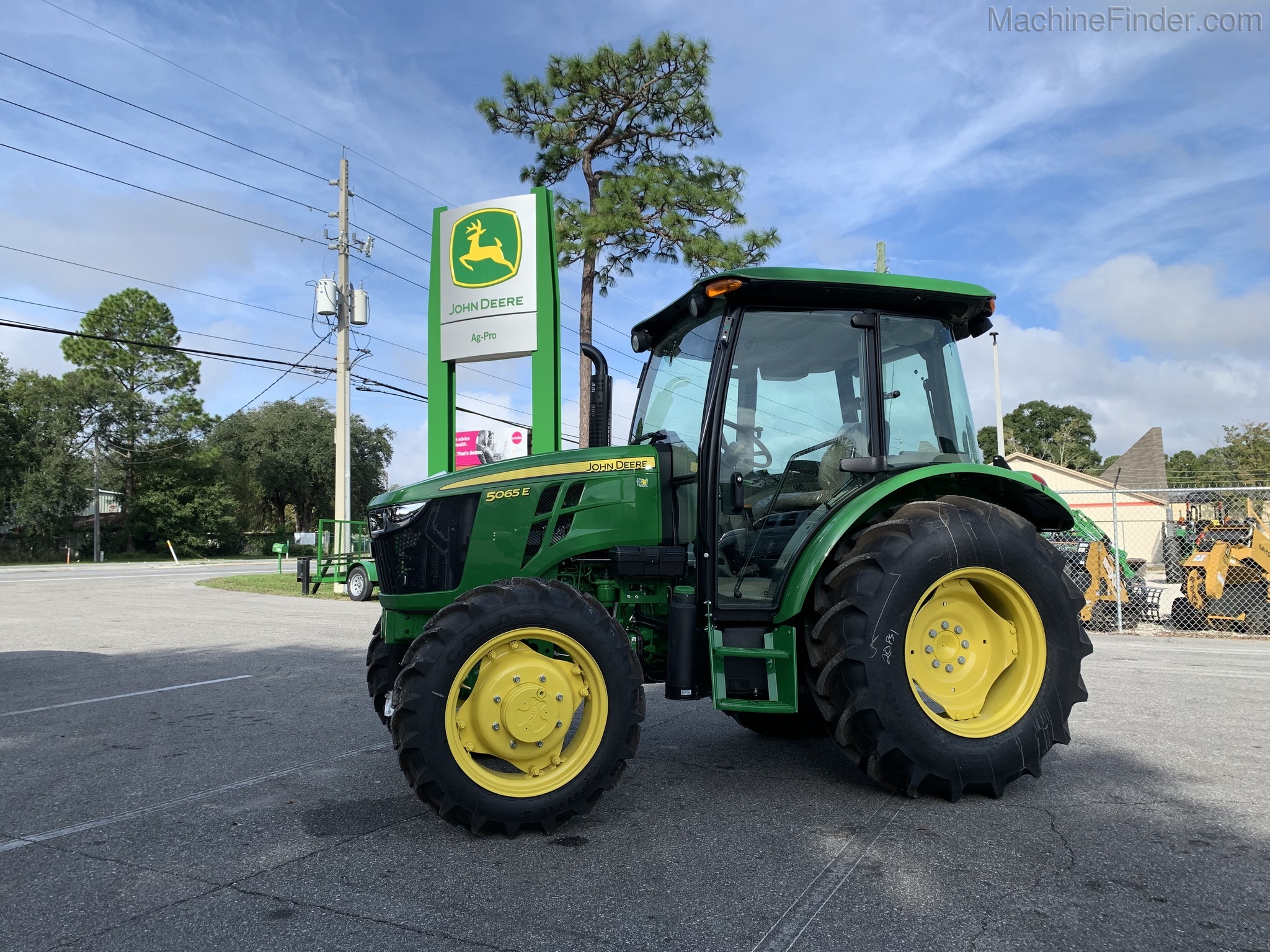 2020 John Deere 5065E Image 1