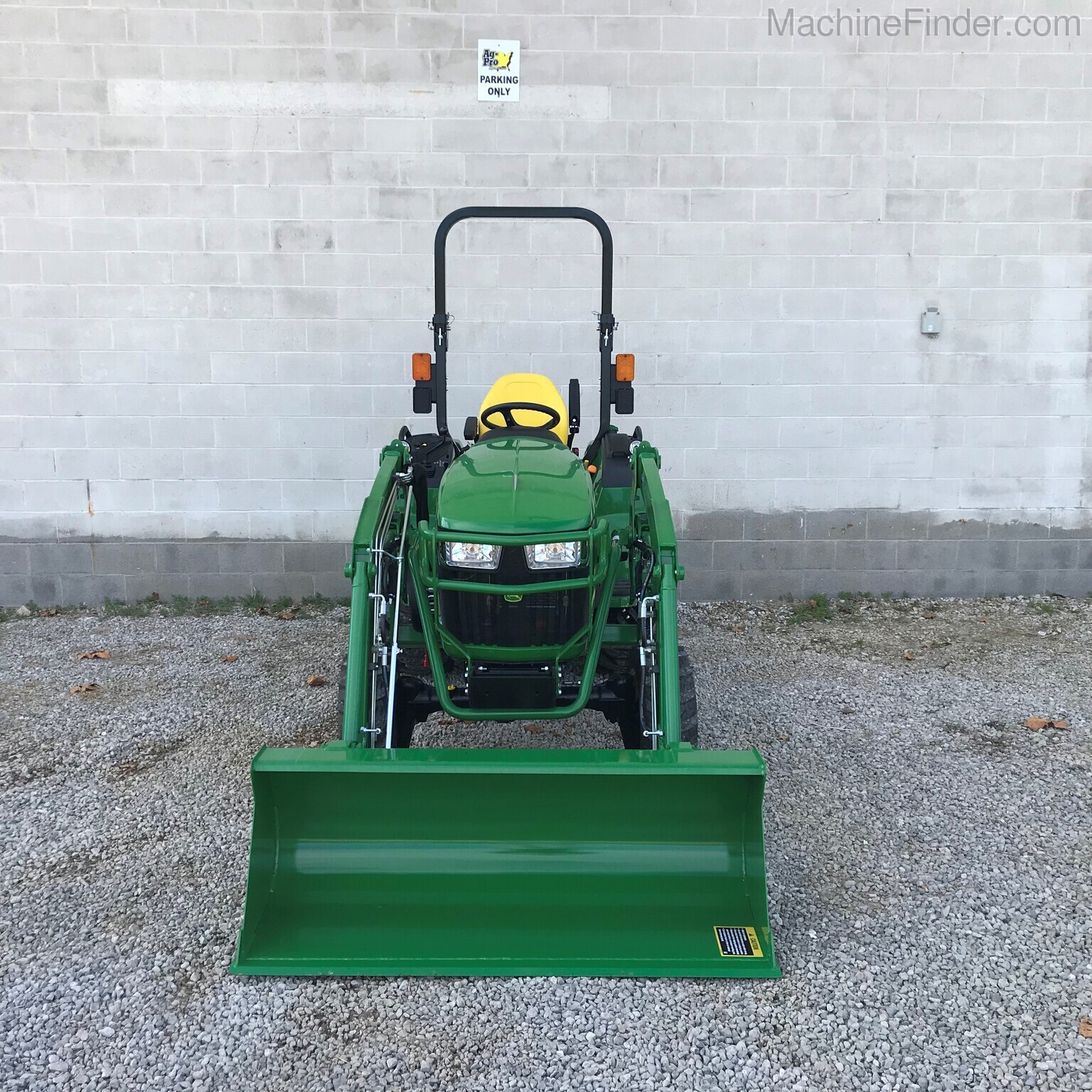 2020 John Deere 2032R Image 2