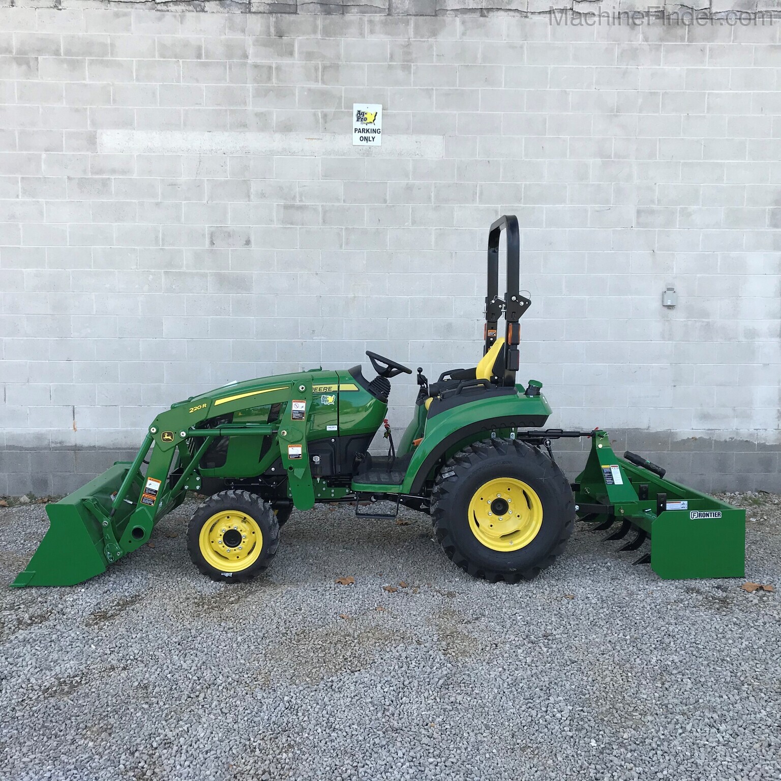 2020 John Deere 2032R Image 4