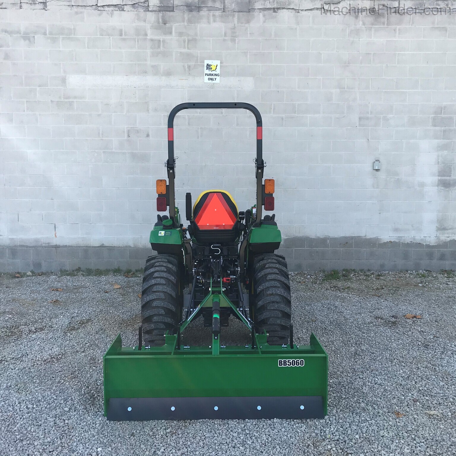 2020 John Deere 2032R Image 8