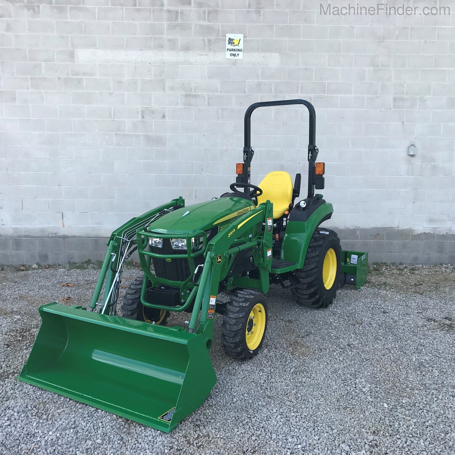 2020 John Deere 2032R Image 1