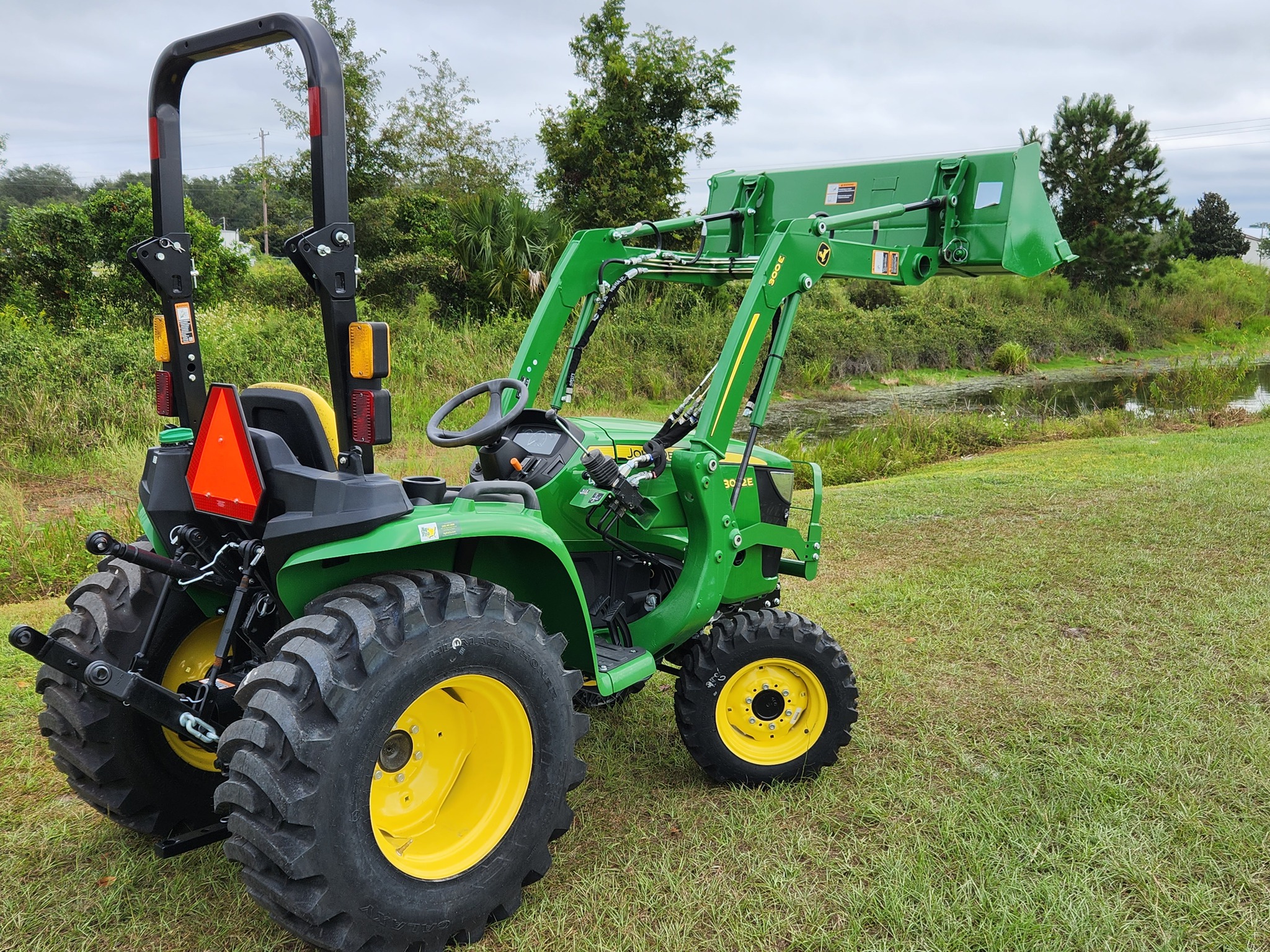 2022 John Deere 3032E Image 4