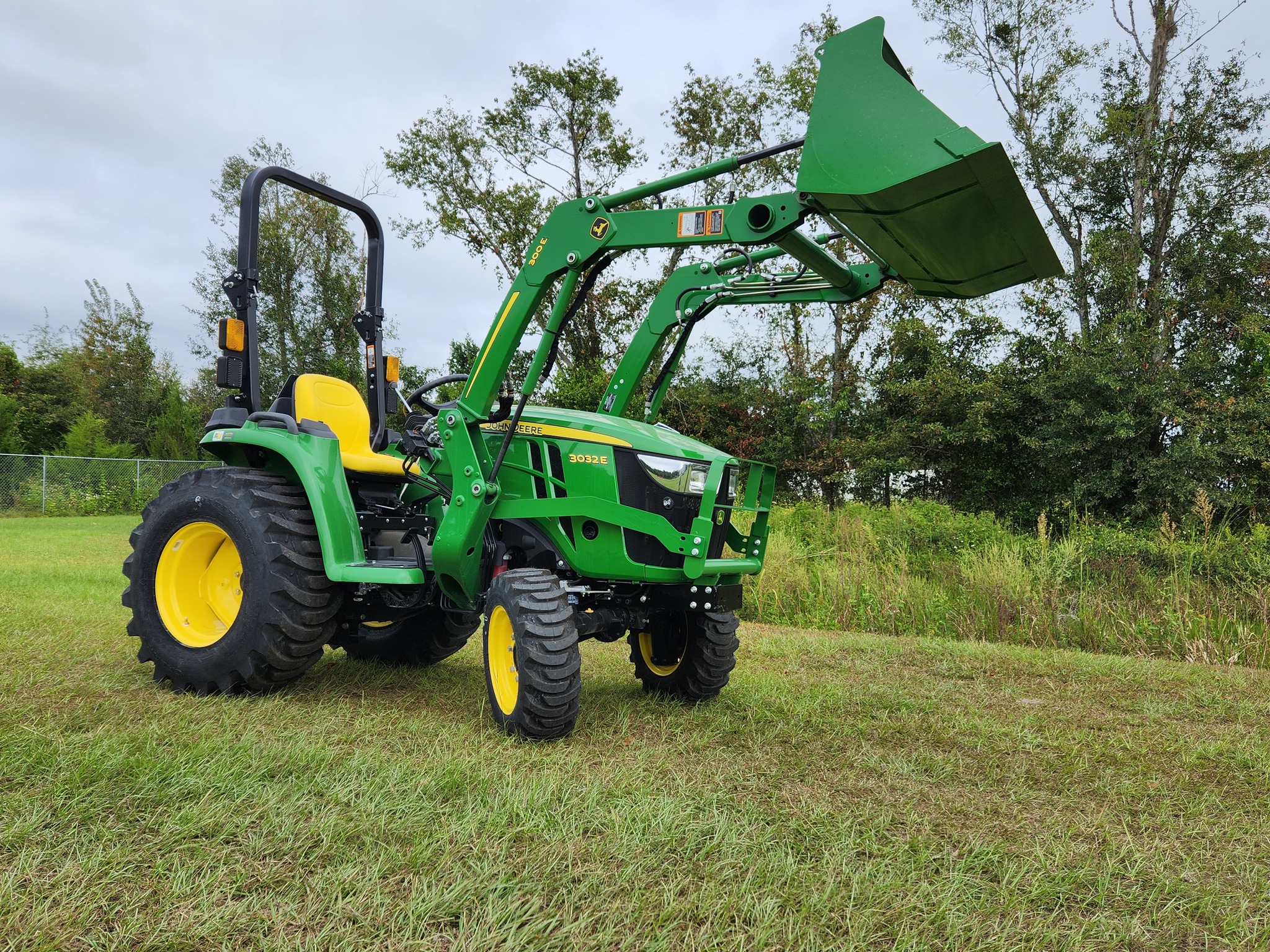 2022 John Deere 3032E Image 2
