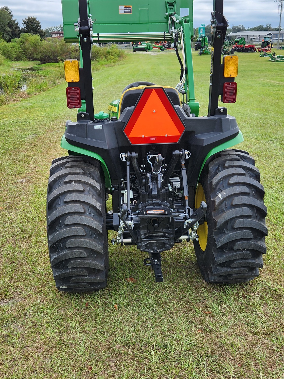 2022 John Deere 3032E Image 6
