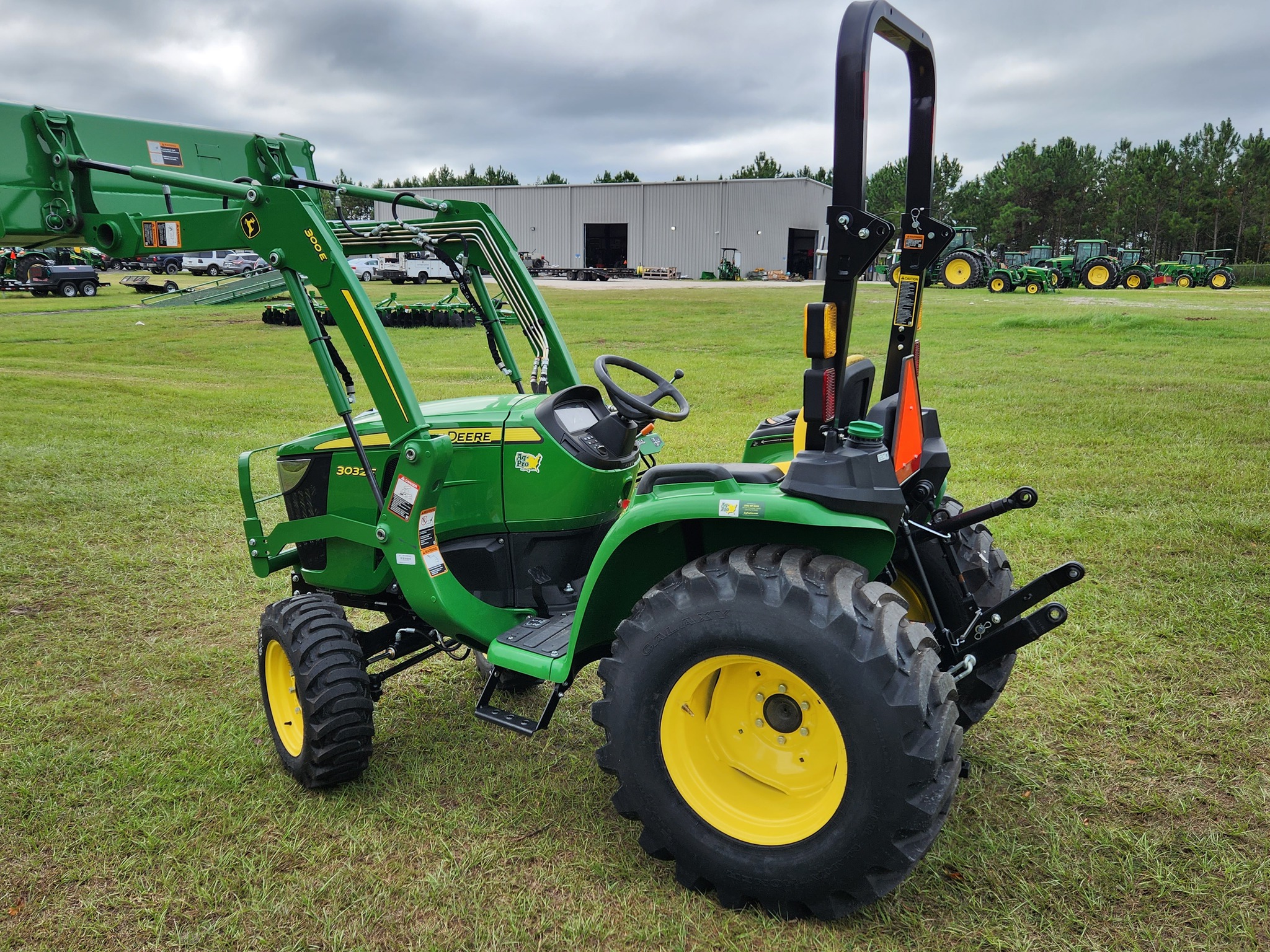 2022 John Deere 3032E Image 3