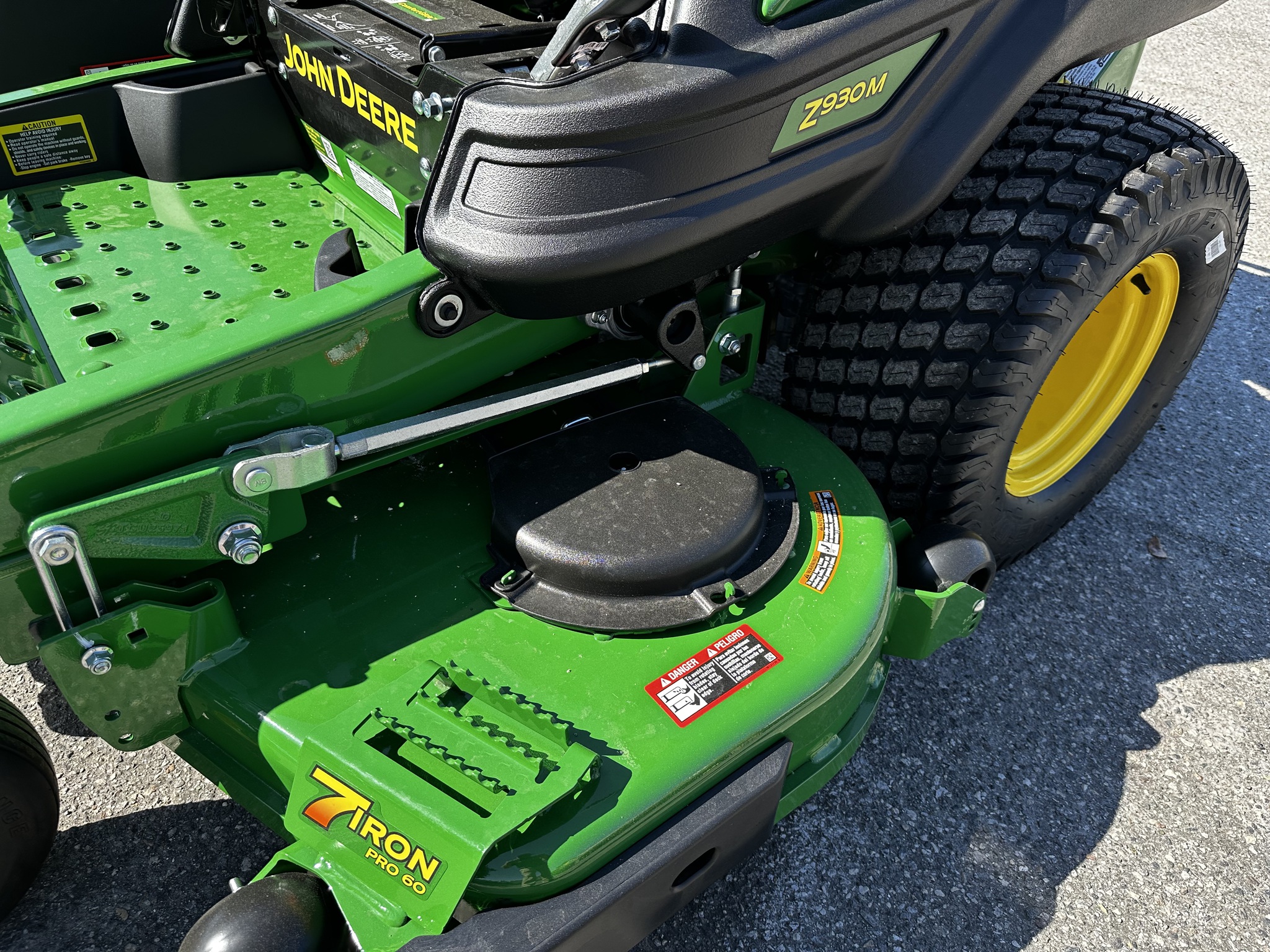 2025 John Deere Z930M Image 7