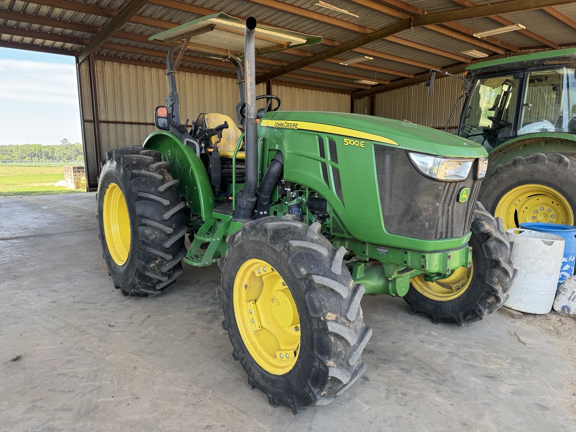 2016 John Deere 5100E Image 1