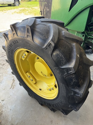 2016 John Deere 5100E