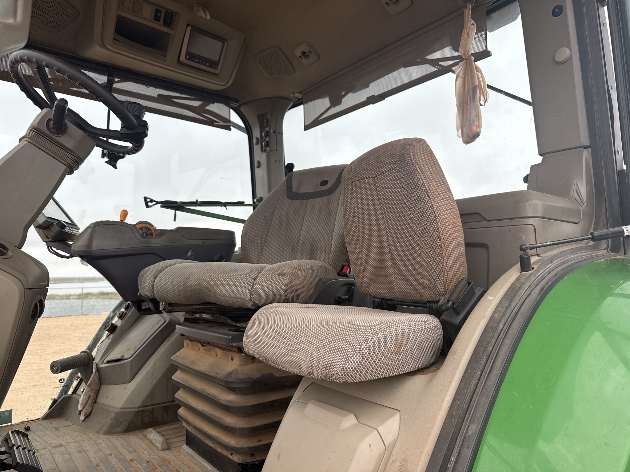 2020 John Deere 8R 230 Image 16