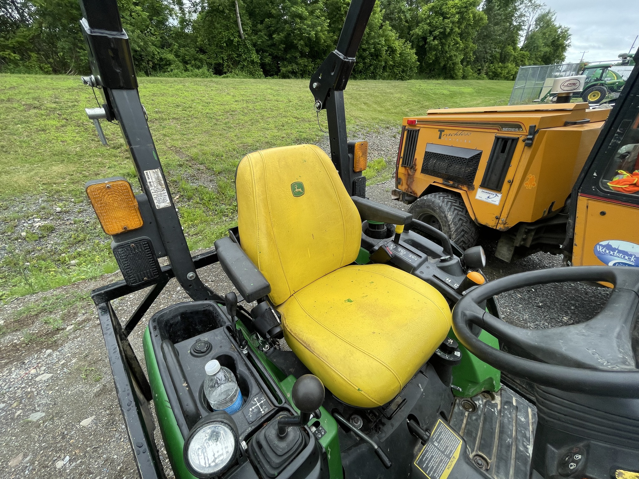 2021 John Deere 2025R Image 9