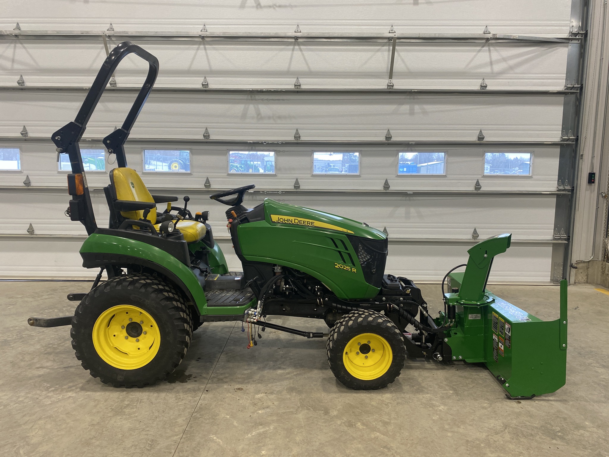 2021 John Deere 2025R Image 4