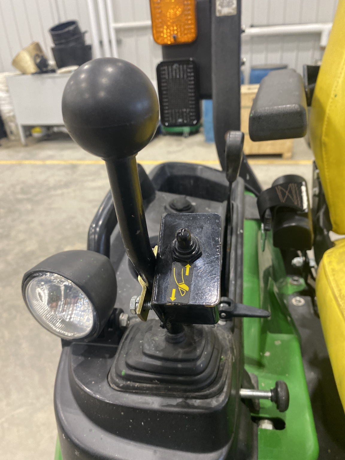 2021 John Deere 2025R Image 7