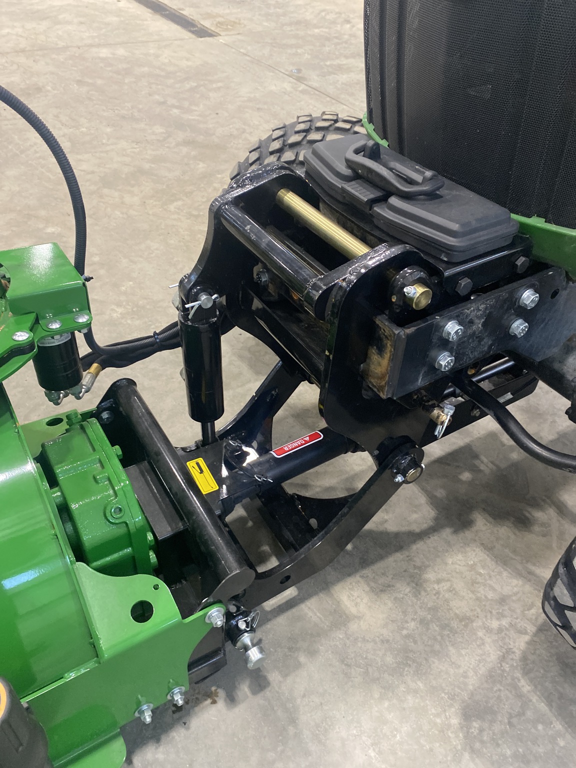 2021 John Deere 2025R Image 6