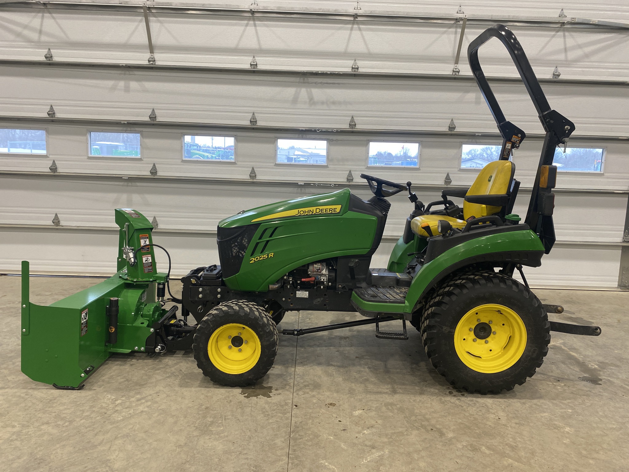 2021 John Deere 2025R Image 1