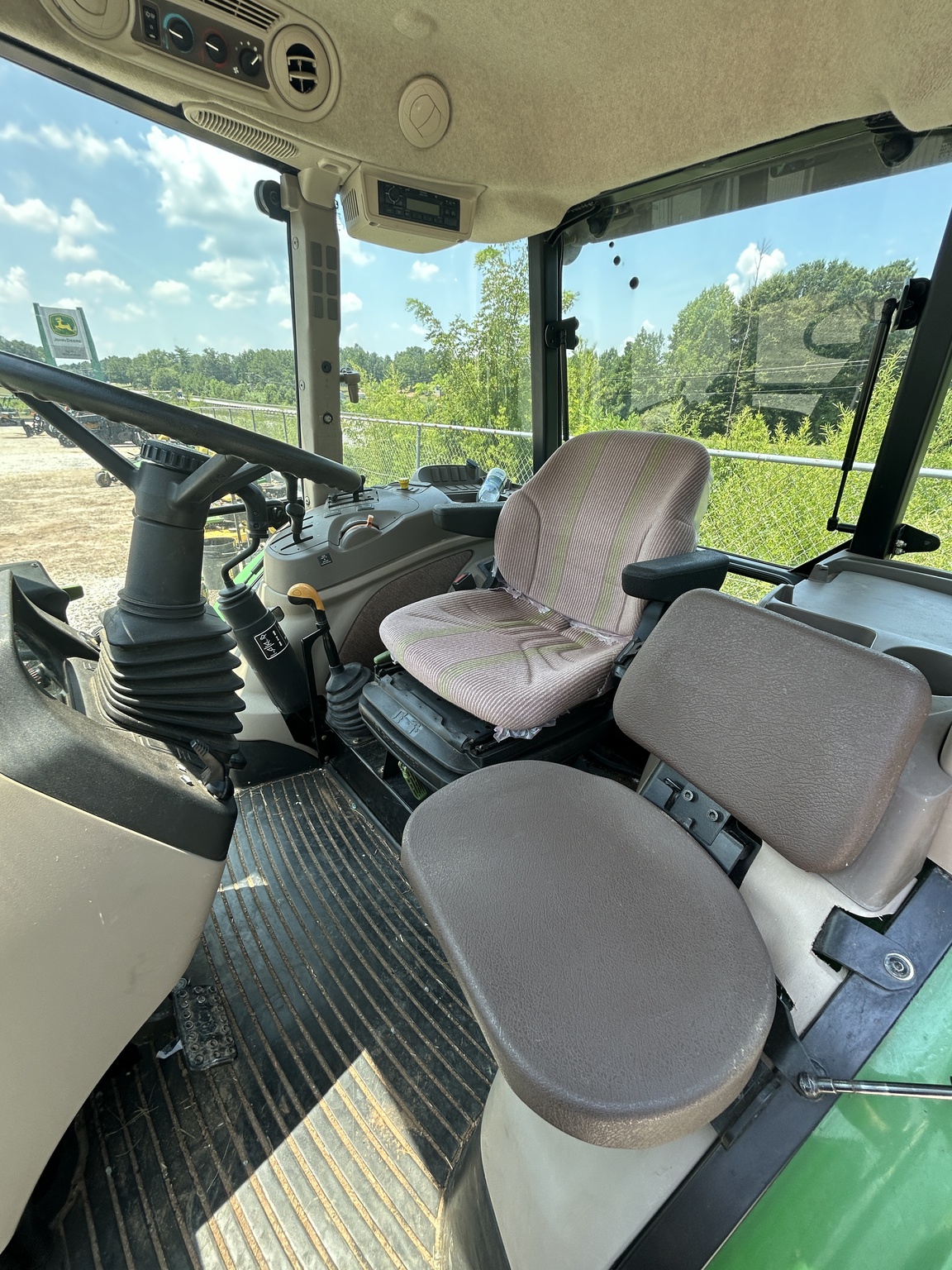2011 John Deere 5065M Image 5