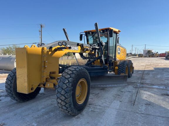 Photo of a 2024 John Deere 772G