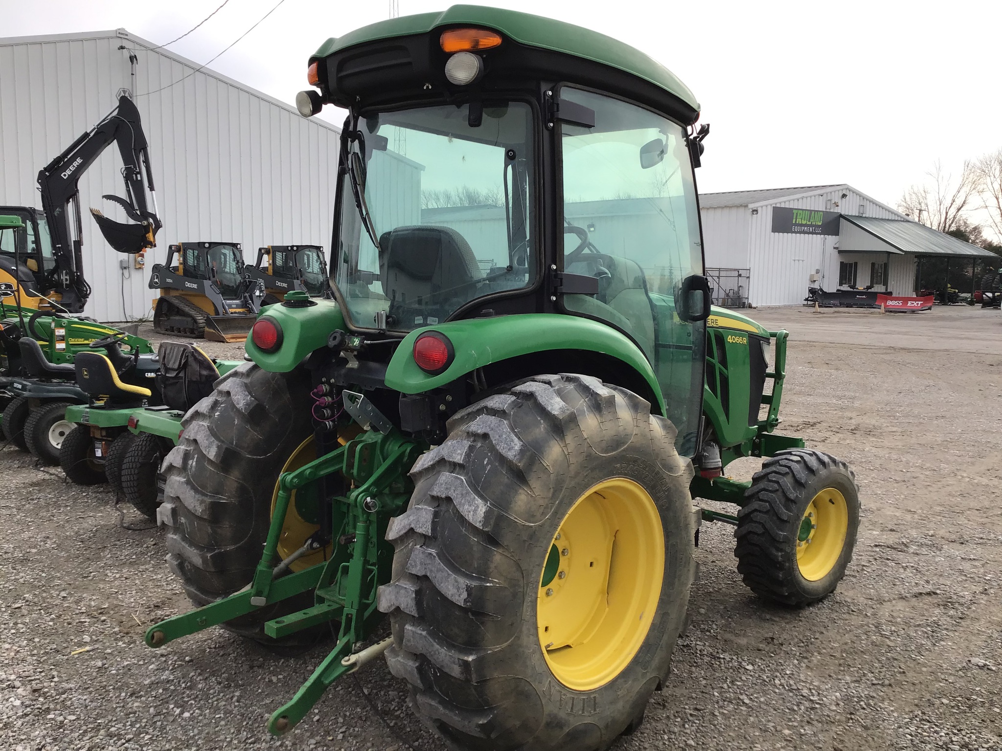 2019 John Deere 4066R Image 4