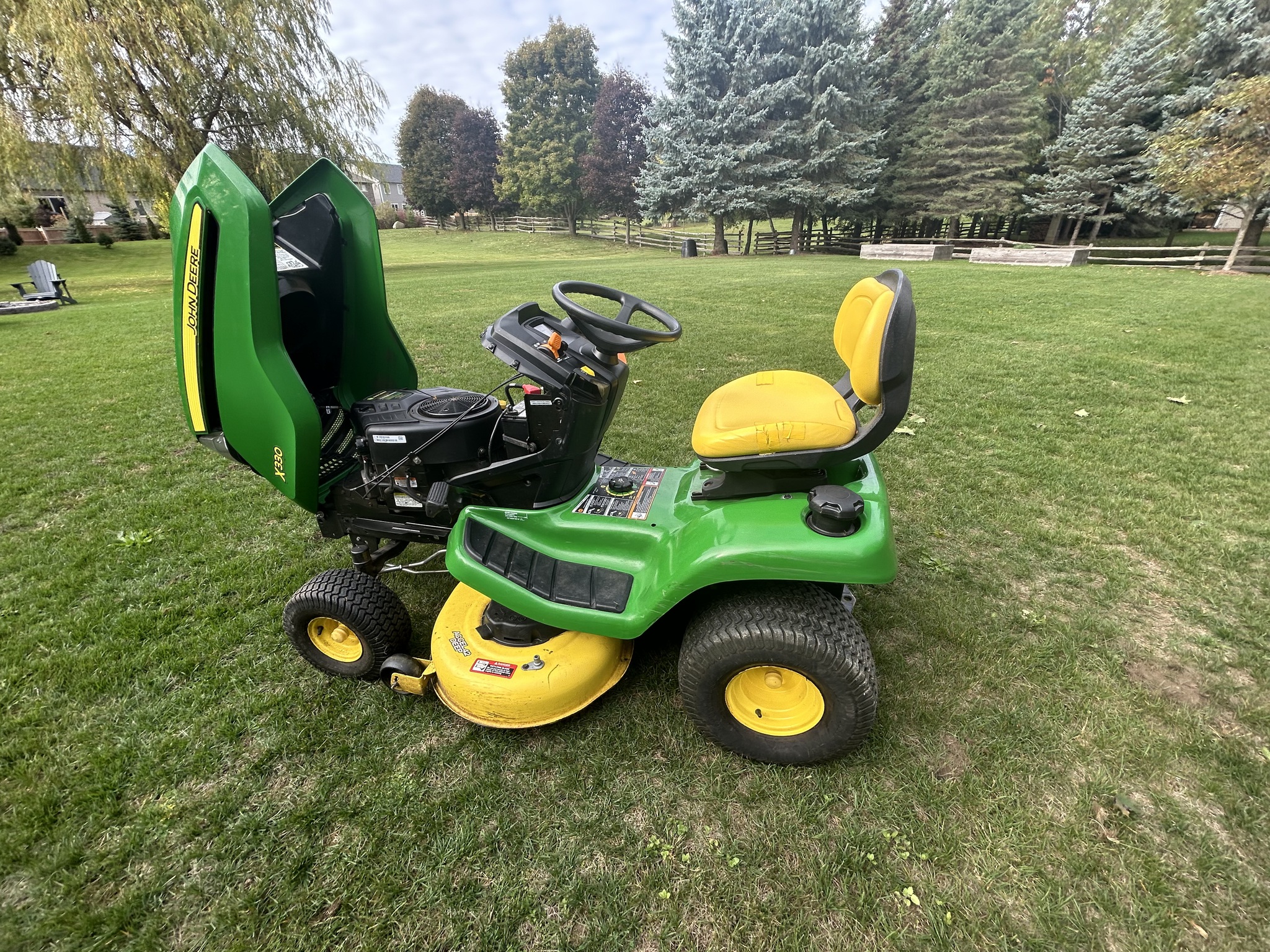 2017 John Deere X330 Image 4