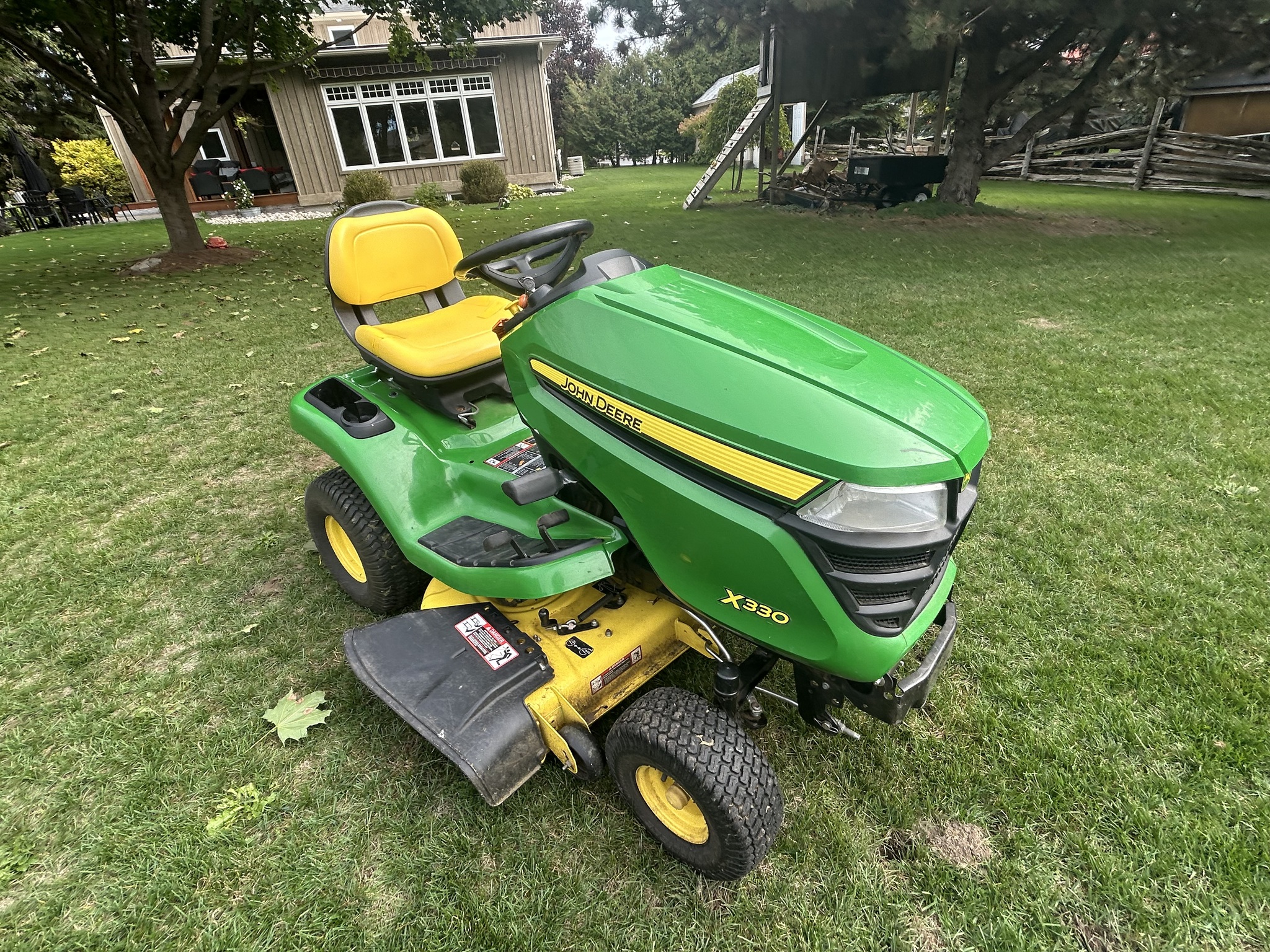 2017 John Deere X330 Image 6