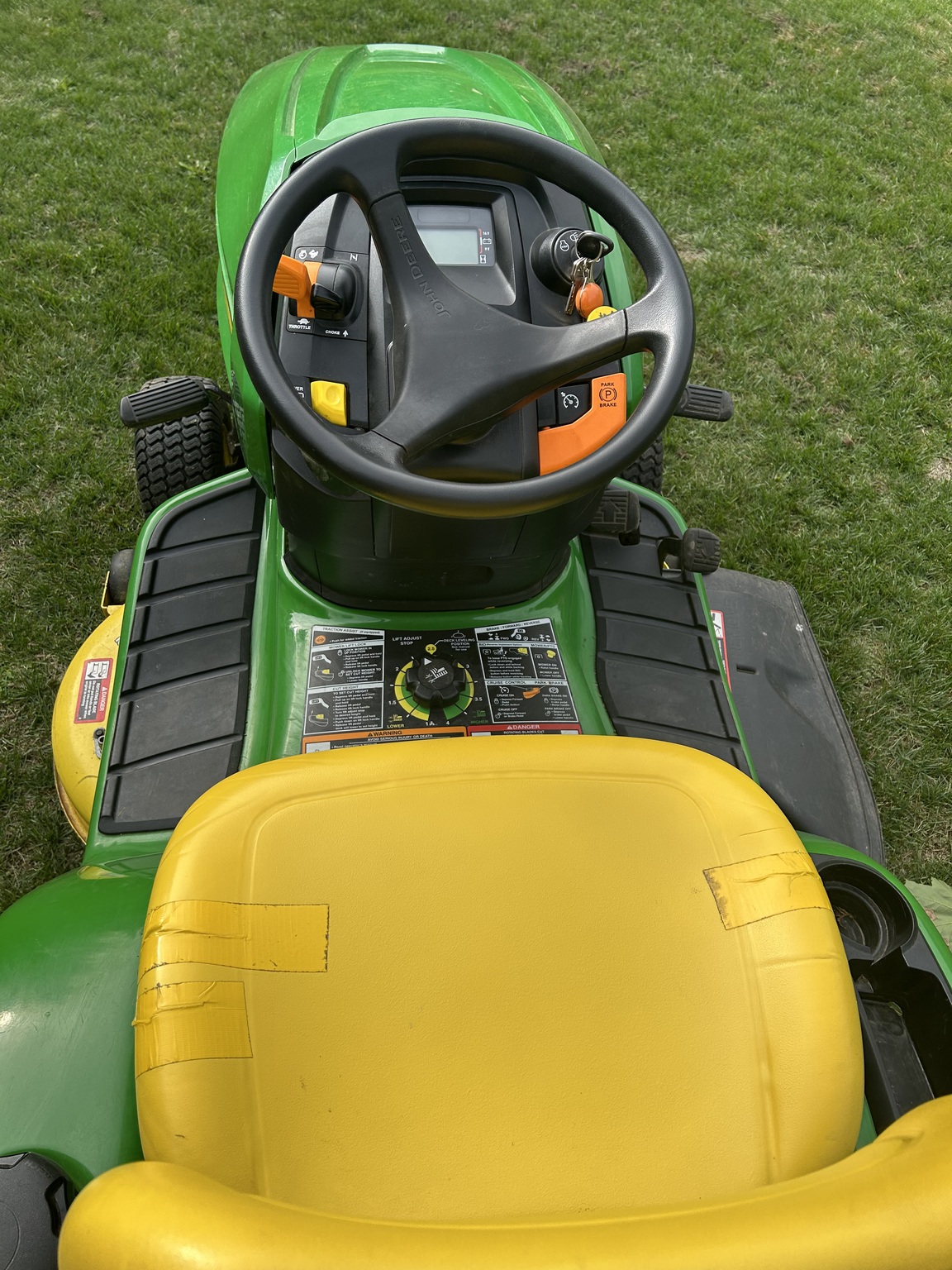 2017 John Deere X330 Image 5