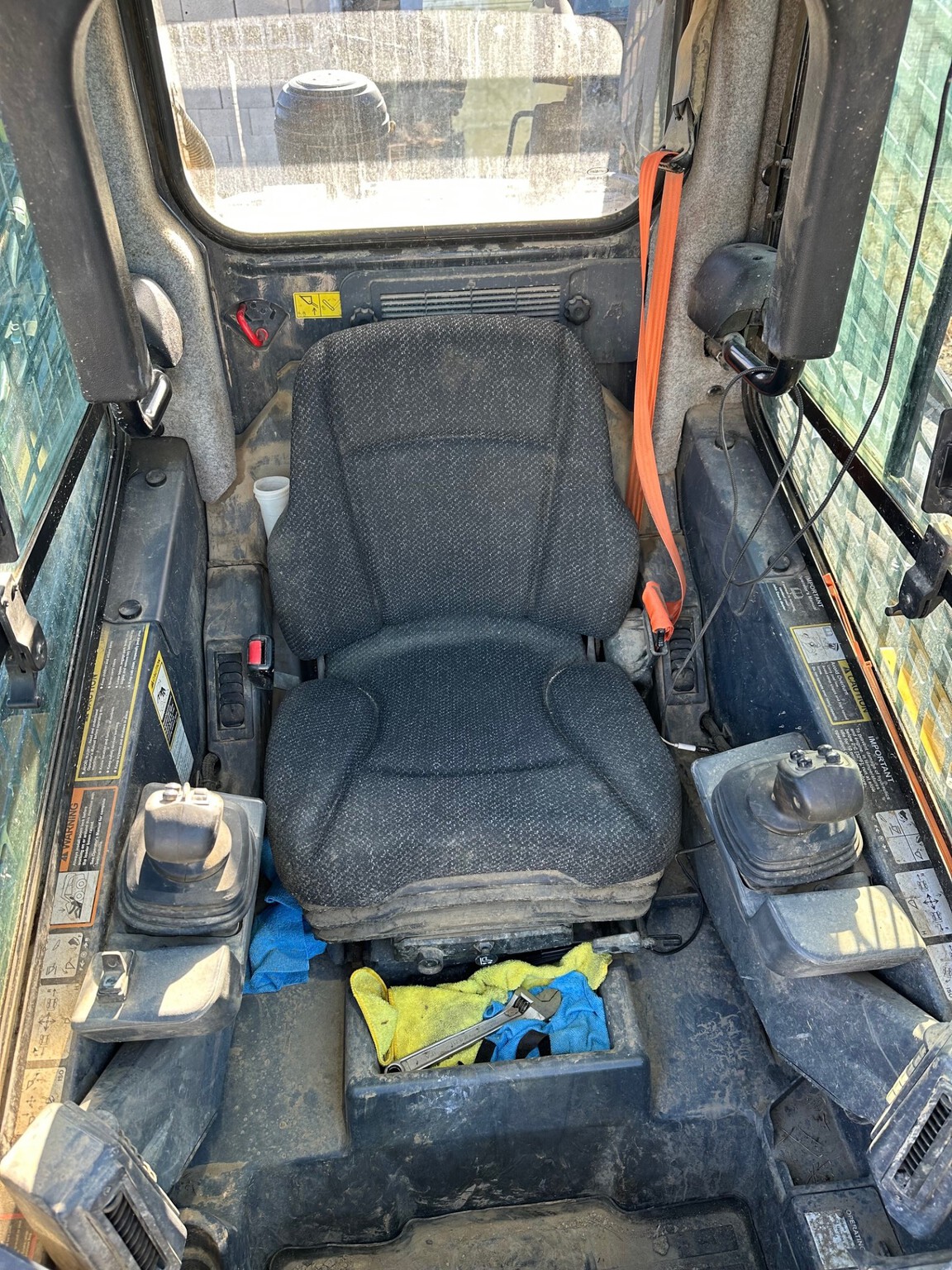 2020 John Deere 325G Image 4