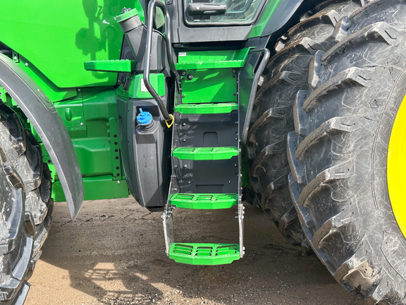 2022 John-Deere 8R 370