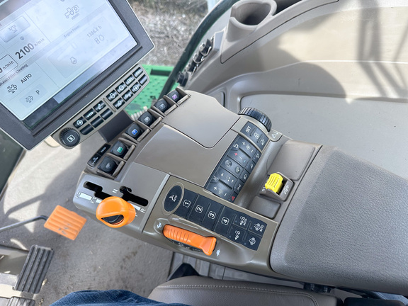 2022 John-Deere 8R 370