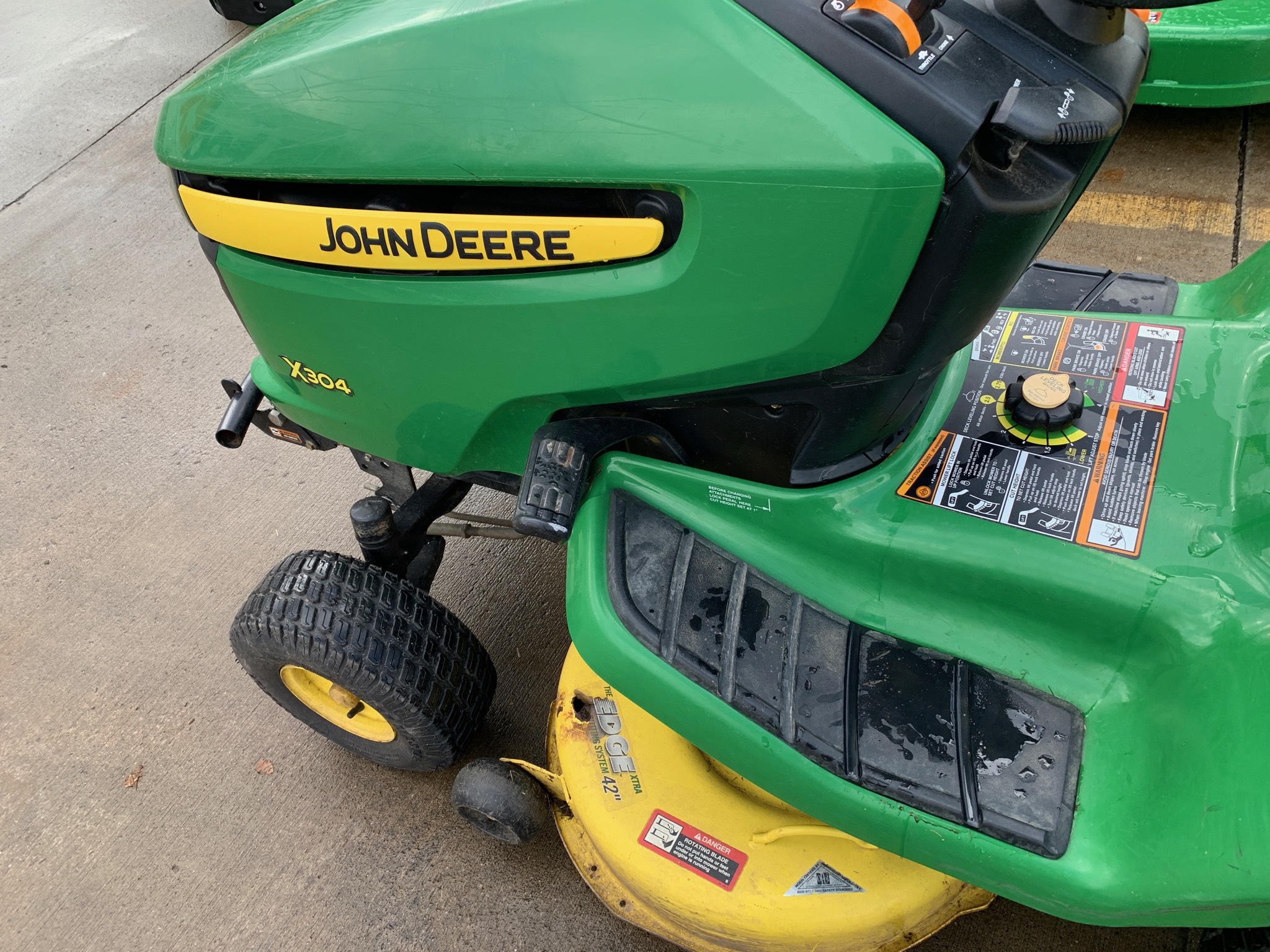 2007 John Deere X304 Image 9