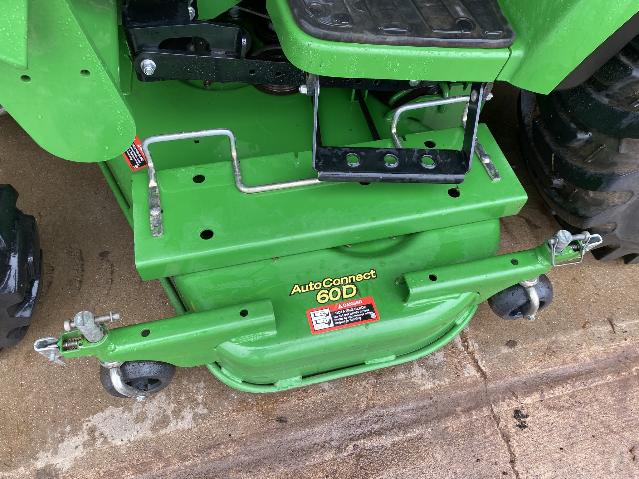 2017 John Deere 2038R Image 13