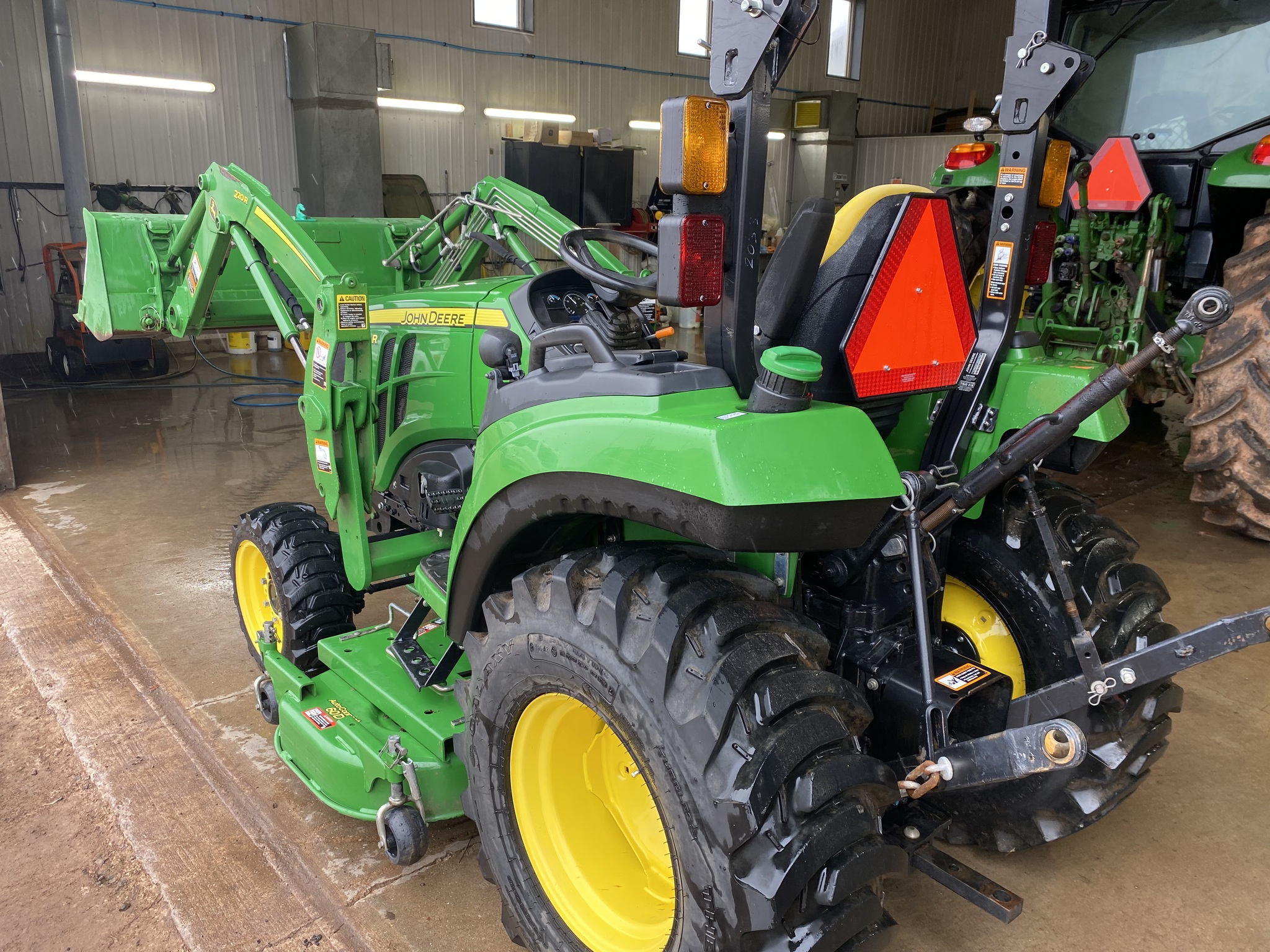 2017 John Deere 2038R Image 12